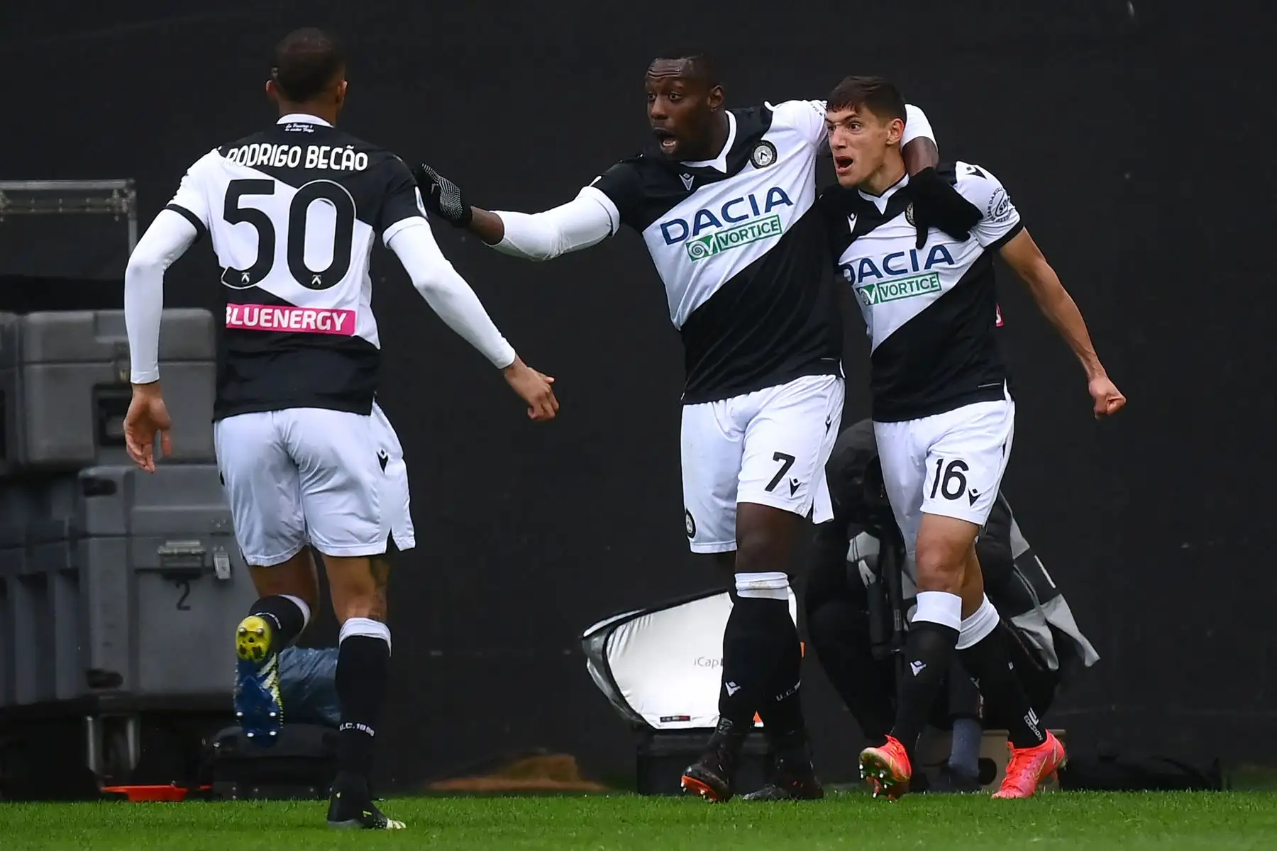 El centrocampista uruguayo del Udinese Nahuel Molina  celebra con su compañero el delantero italiano del Udinese Stefano Okaka después de marcar un gol durante el partido de fútbol de la Serie A italiana entre el Udinese y la Juventus.
Foto: AFP
