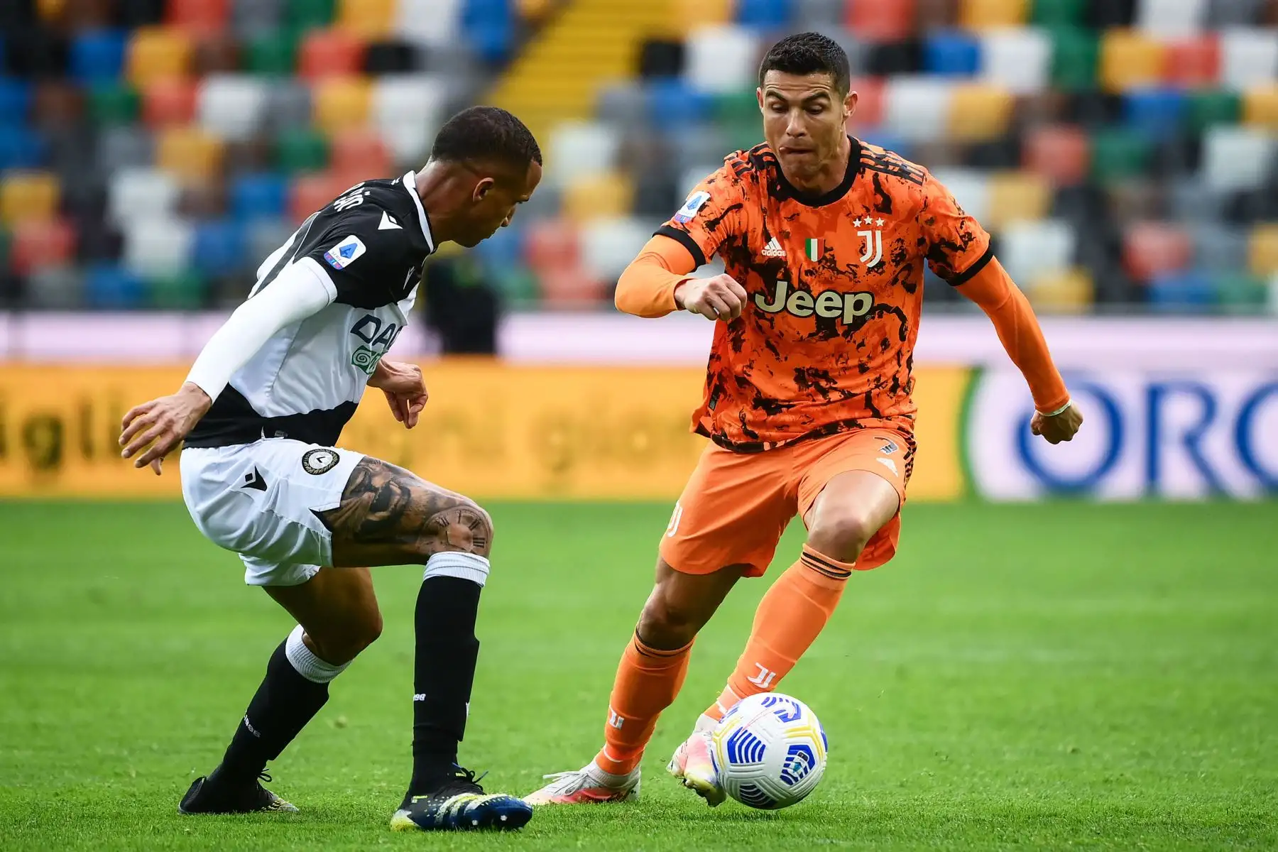 El defensor brasileño de Udinese Rodrigo Becao lucha por el balón con el delantero portugués de la Juventus Cristiano Ronaldo durante el partido de fútbol de la Serie A italiana entre el Udinese y la Juventus 
Foto: AFP