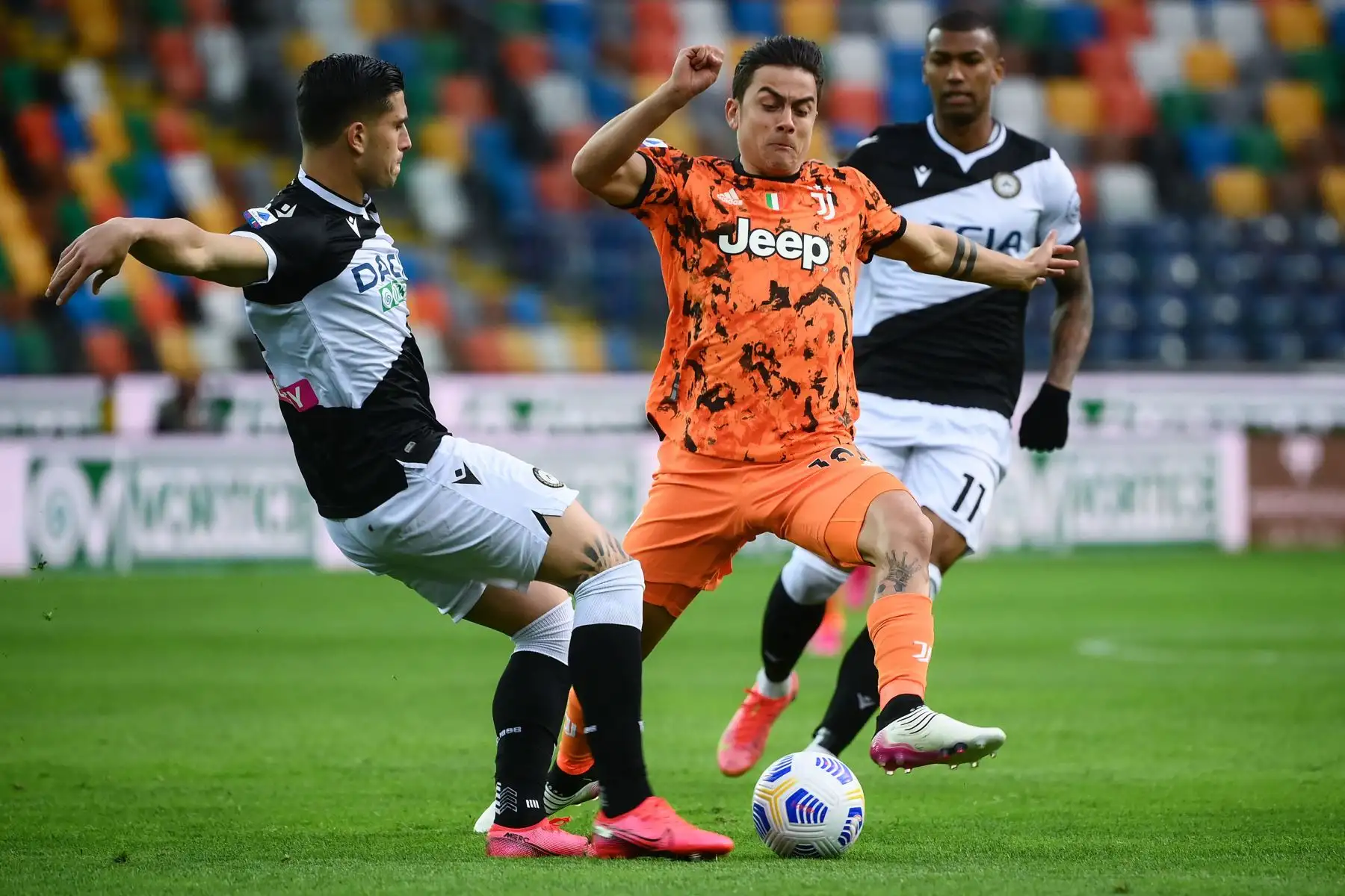 El defensor italiano del Udinese Kevin Bonifazi pelea por el balón con el delantero argentino de la Juventus Paulo Dybala durante el partido de fútbol de la Serie A italiana entre el Udinese y la Juventus.
Foto: AFP