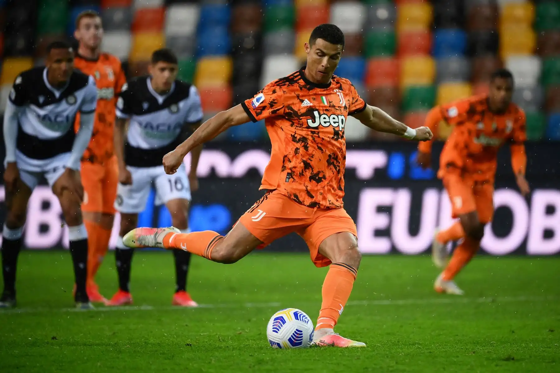 El delantero portugués de la Juventus, Cristiano Ronaldo, marca un gol durante el partido de fútbol de la Serie A italiana entre el Udinese y la Juventus.
Foto: AFP