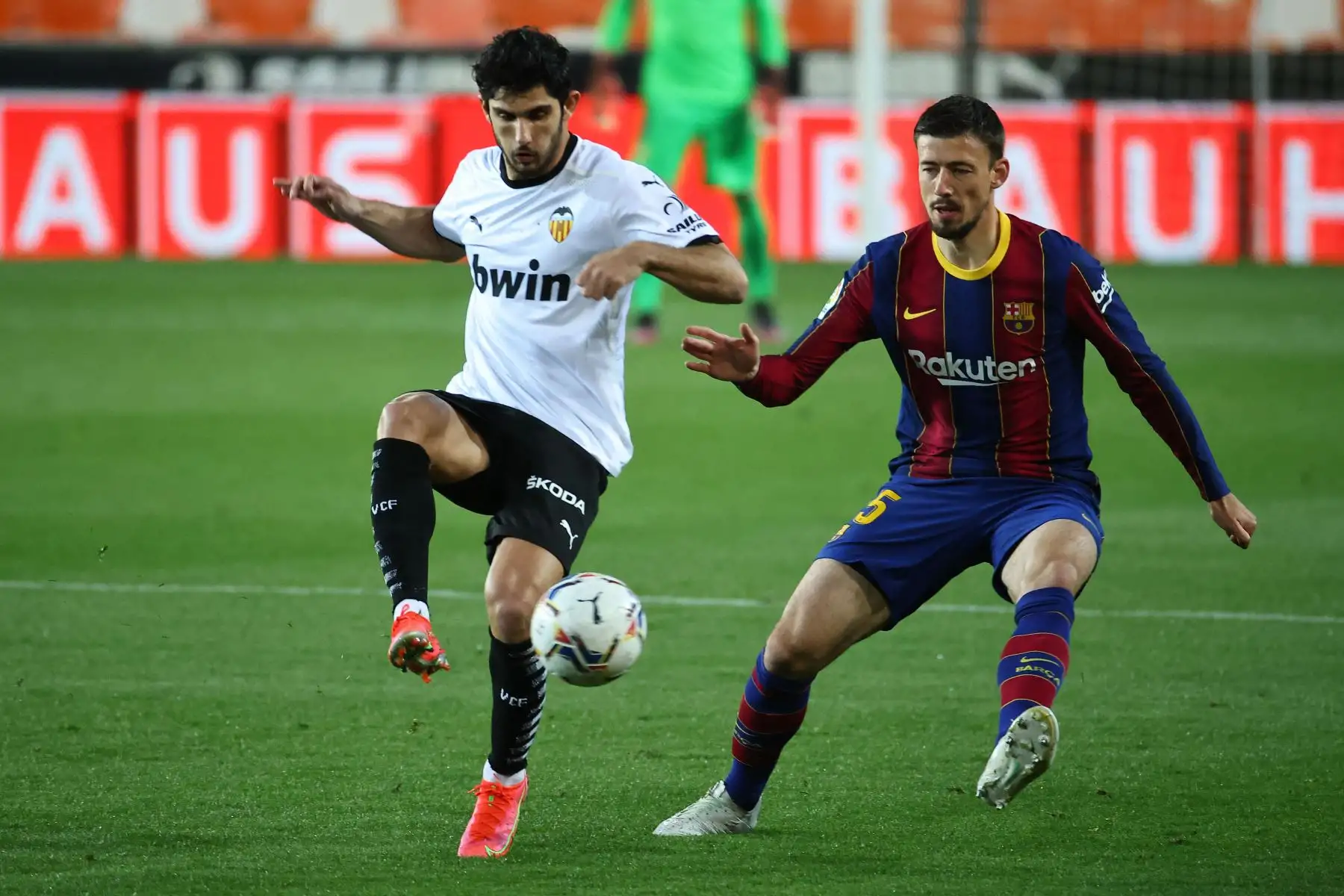 El delantero portugués del Valencia Goncalo Guedes compite con el defensa francés del Barcelona Clement Lenglet durante el partido de fútbol de la Liga española entre Valencia y Barcelona.
Foto: AFP