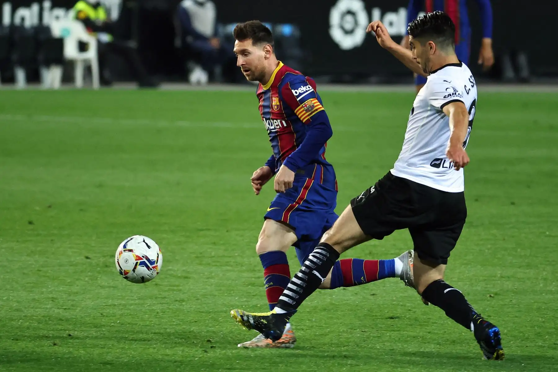El delantero argentino del Barcelona Lionel Messi compite con el centrocampista español del Valencia Carlos Soler durante el partido de fútbol de la Liga española entre Valencia y Barcelona.
Foto: AFP