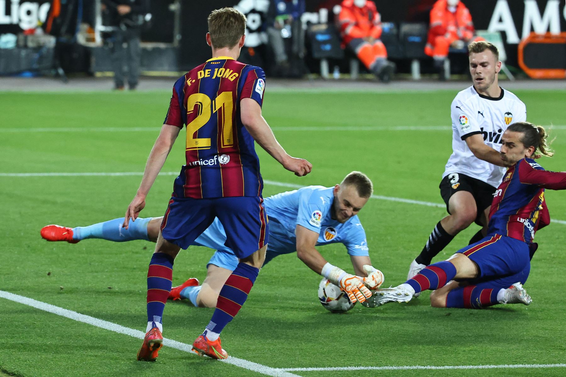 El portero holandés del Valencia, Jasper Cillessen, bloquea un disparo del centrocampista francés del Barcelona Antoine Griezmann, durante el partido de fútbol de la Liga española entre el Valencia y el Barcelona.
Foto: AFP