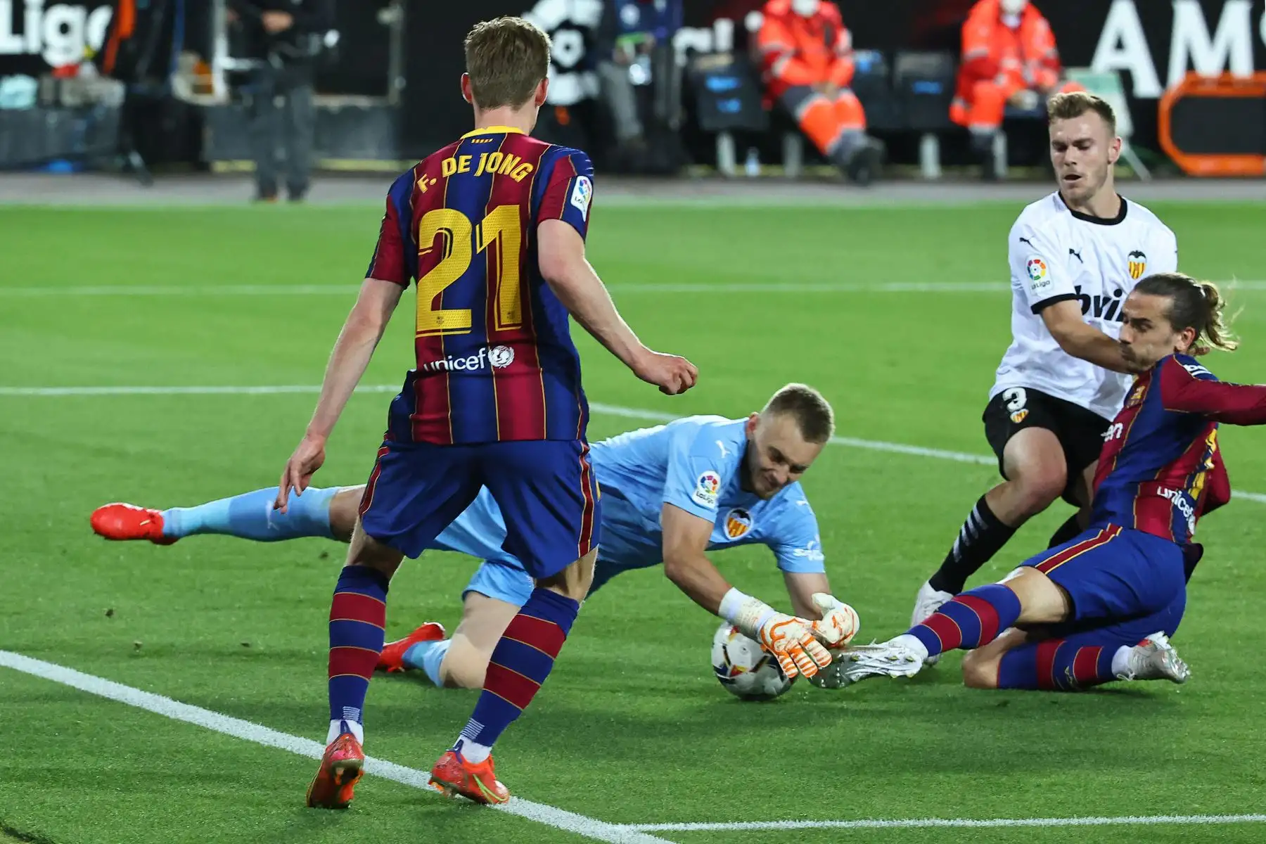 El portero holandés del Valencia, Jasper Cillessen, bloquea un disparo del centrocampista francés del Barcelona Antoine Griezmann, durante el partido de fútbol de la Liga española entre el Valencia y el Barcelona.
Foto: AFP