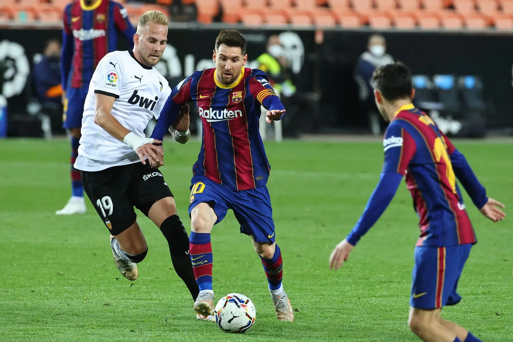 El centrocampista serbio del Valencia Uros Racic compite con el delantero argentino del Barcelona Lionel Messi durante el partido de fútbol de la Liga española entre Valencia y Barcelona.
Foto: AFP