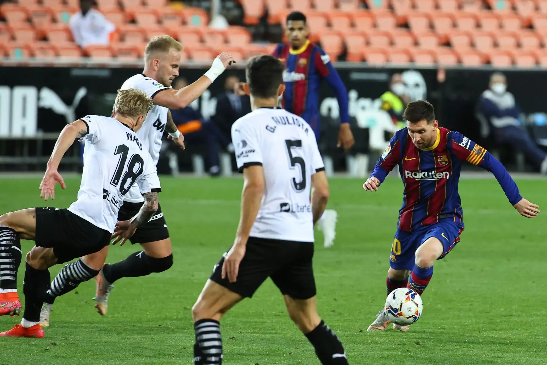 El delantero argentino del Barcelona Lionel Messi  patea el balón durante el partido de fútbol de la Liga española entre Valencia y Barcelona.
Foto: AFP