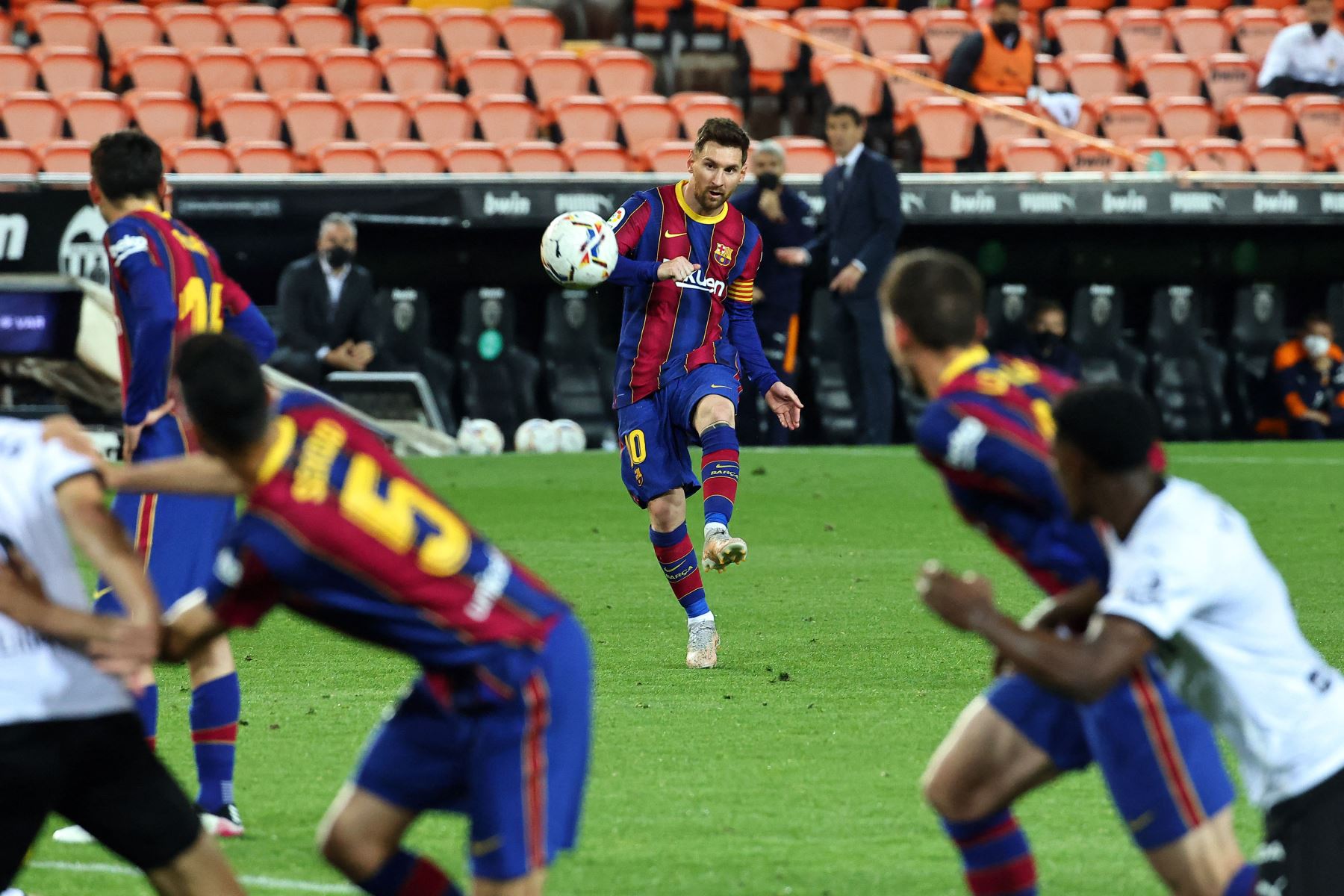 El delantero argentino del Barcelona Lionel Messi juega durante el partido de fútbol de la Liga española entre Valencia y Barcelona.
Foto: AFP