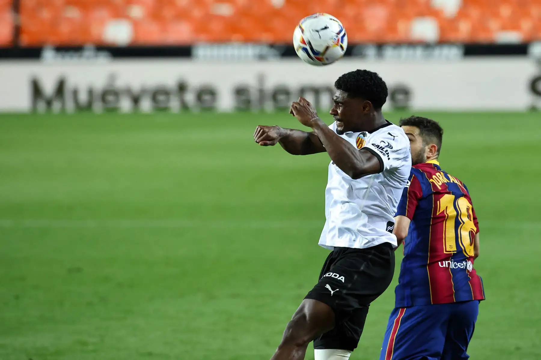 El defensor portugués del Valencia Thierry Correia compite con el defensor español del Barcelona Jordi Alba durante el partido de fútbol de la Liga española entre Valencia y Barcelona.
Foto: AFP