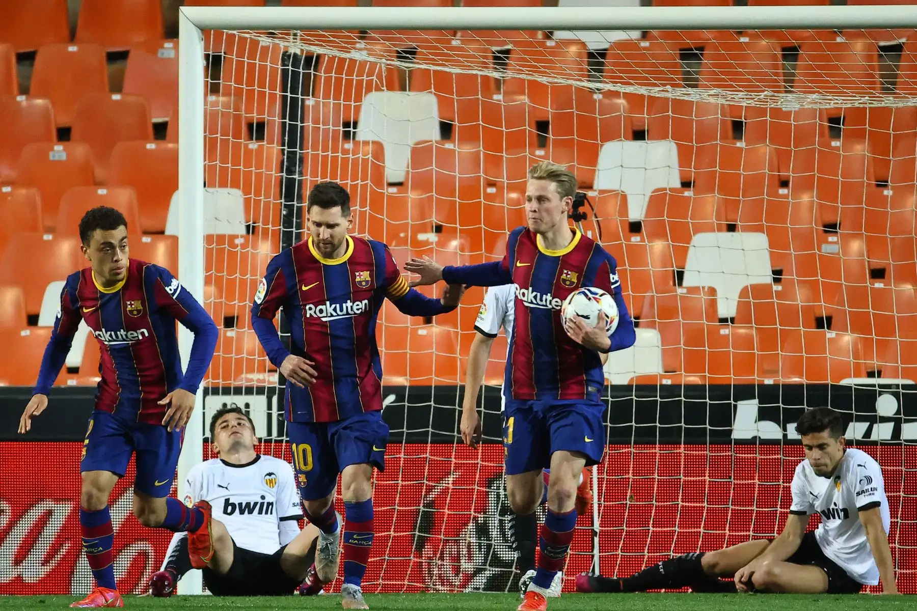 El delantero argentino del Barcelona Lionel Messi  celebra su gol con sus compañeros durante el partido de fútbol de la Liga española entre Valencia y Barcelona.
Foto: AFP