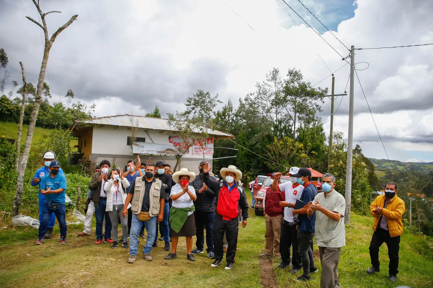 Declaraciones del candidato, Pedro Castillo en la carretera de Anguia a Socota, en Cajamarca.
Foto: ANDINA/Andrés Valle