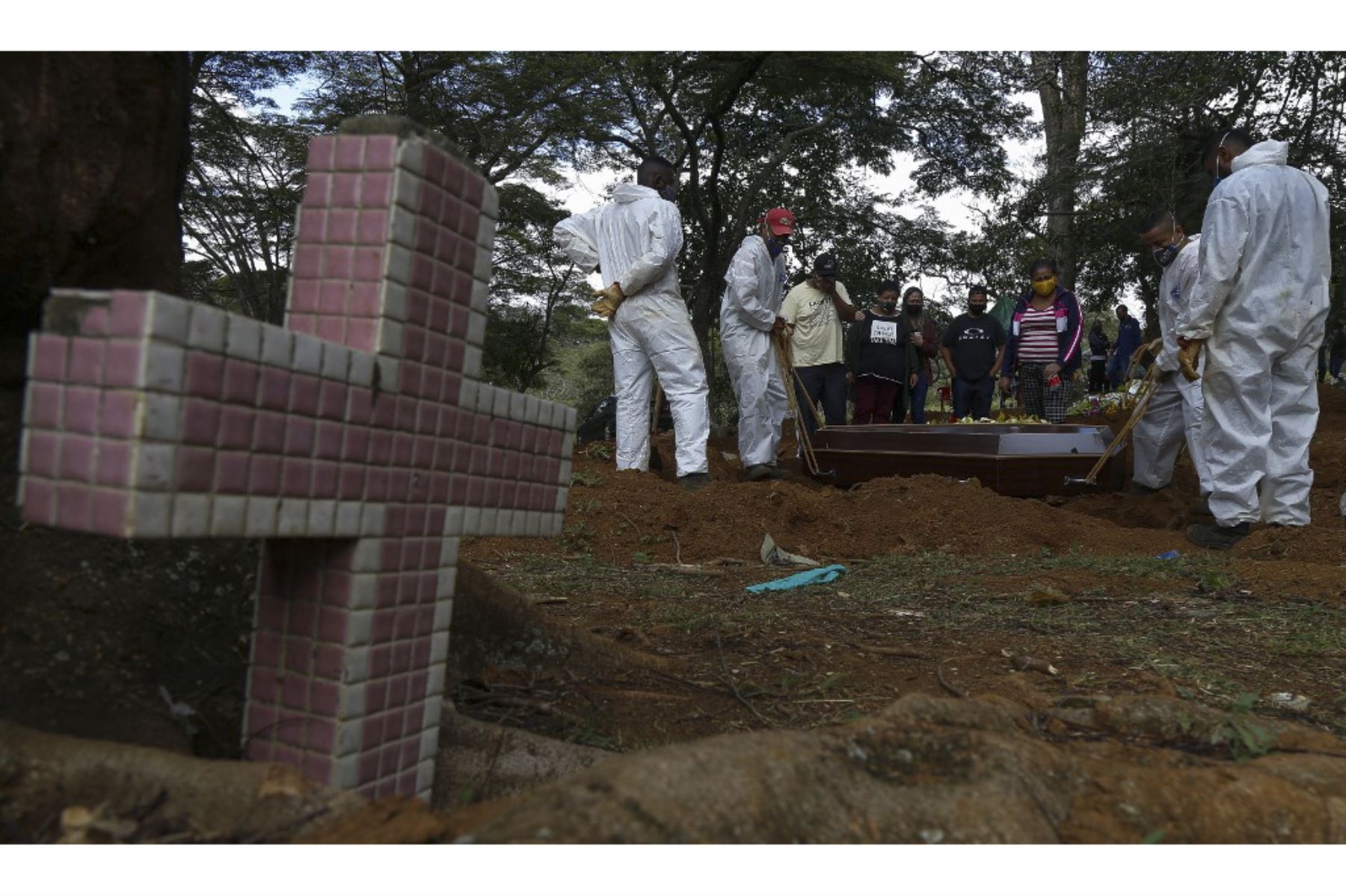 Un ataúd es enterrado en el cementerio de Vila Formosa en Sao Paulo, Brasil, en medio de la pandemia del nuevo coronavirus covid-19. Foto: AFP