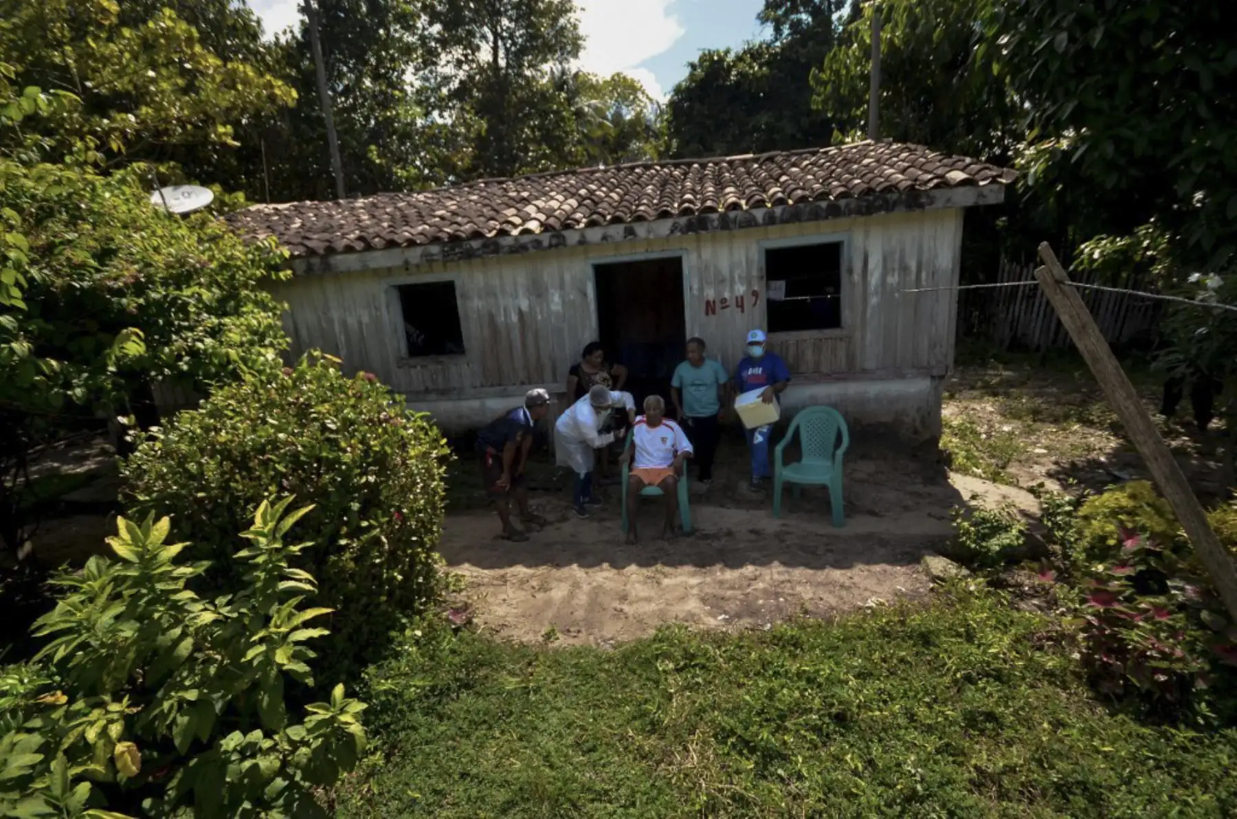 Un hombre está siendo inoculado con la vacuna Oxford-AstraZeneca contra la enfermedad del nuevo coronavirus, covid-19, en Moju, Estado de Pará, Brasil. Foto: AFP