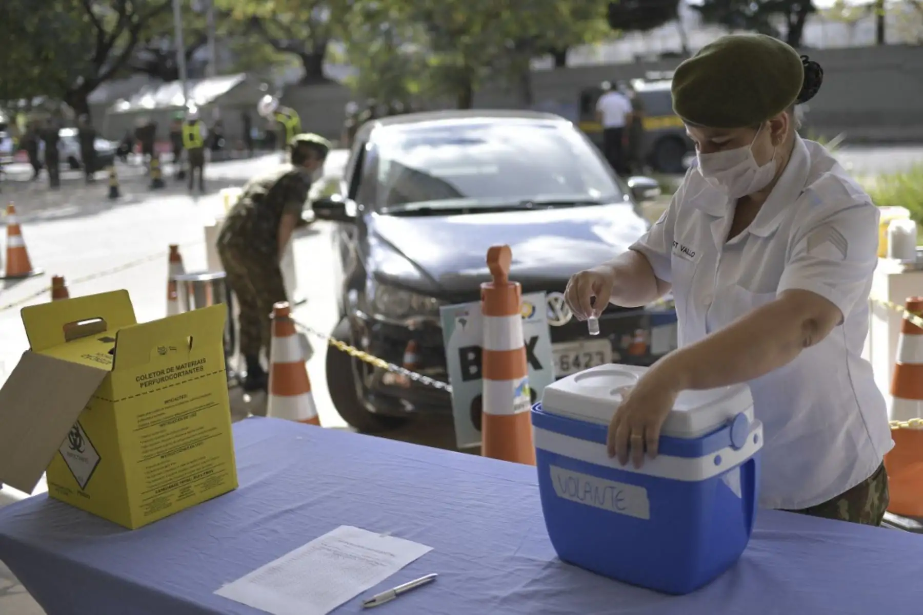 Personal militar del Ejército brasileño asiste a un centro de vacunación drive-through para inocular a ancianos mayores de 89 años con la segunda dosis de la vacuna AstraZeneca / Oxford contra el nuevo coronavirus, covid-19, en Belo Horizonte, Estado de Minas Gerais, Brasil. Foto: AFP