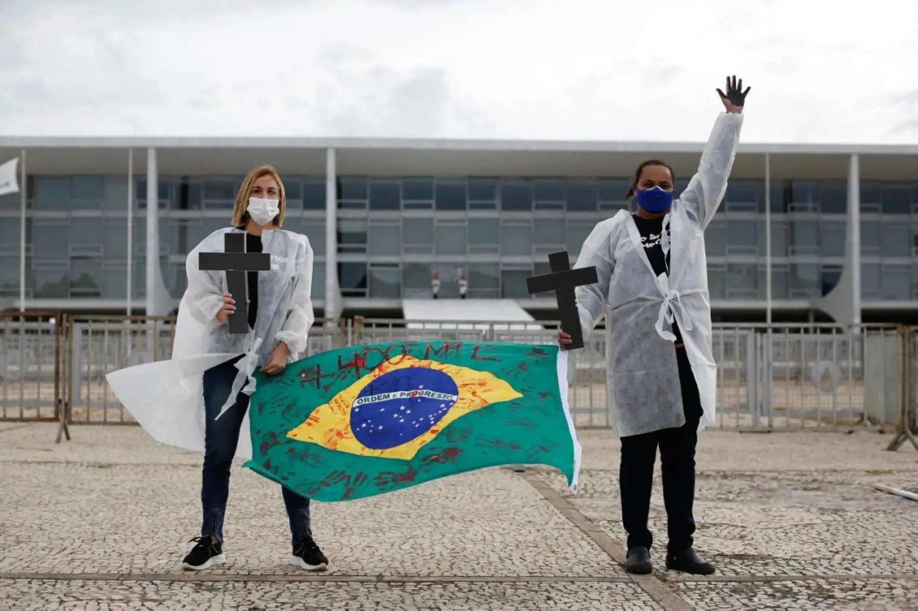 Enfermeras protestan contra el presidente brasileño Jair Bolsonaro y rinden homenaje a los trabajadores de la salud que murieron por complicaciones del nuevo coronavirus covid-19, durante una manifestación frente al Palacio Planalto, en Brasilia. Foto: AFP
