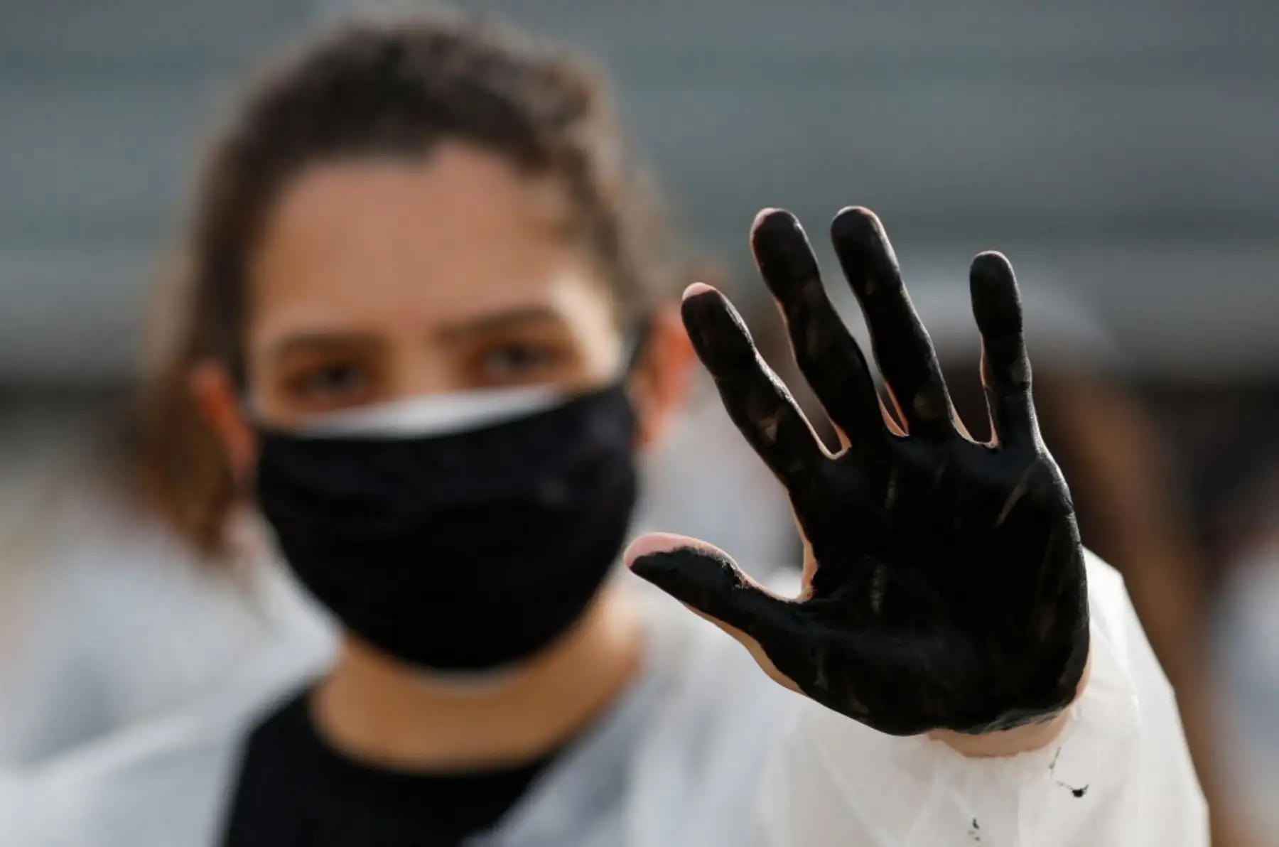 Una enfermera protesta contra el presidente brasileño Jair Bolsonaro y rinden homenaje a los trabajadores de la salud que murieron por complicaciones del nuevo coronavirus covid-19, durante una manifestación frente al Palacio Planalto, en Brasilia. Foto: AFP