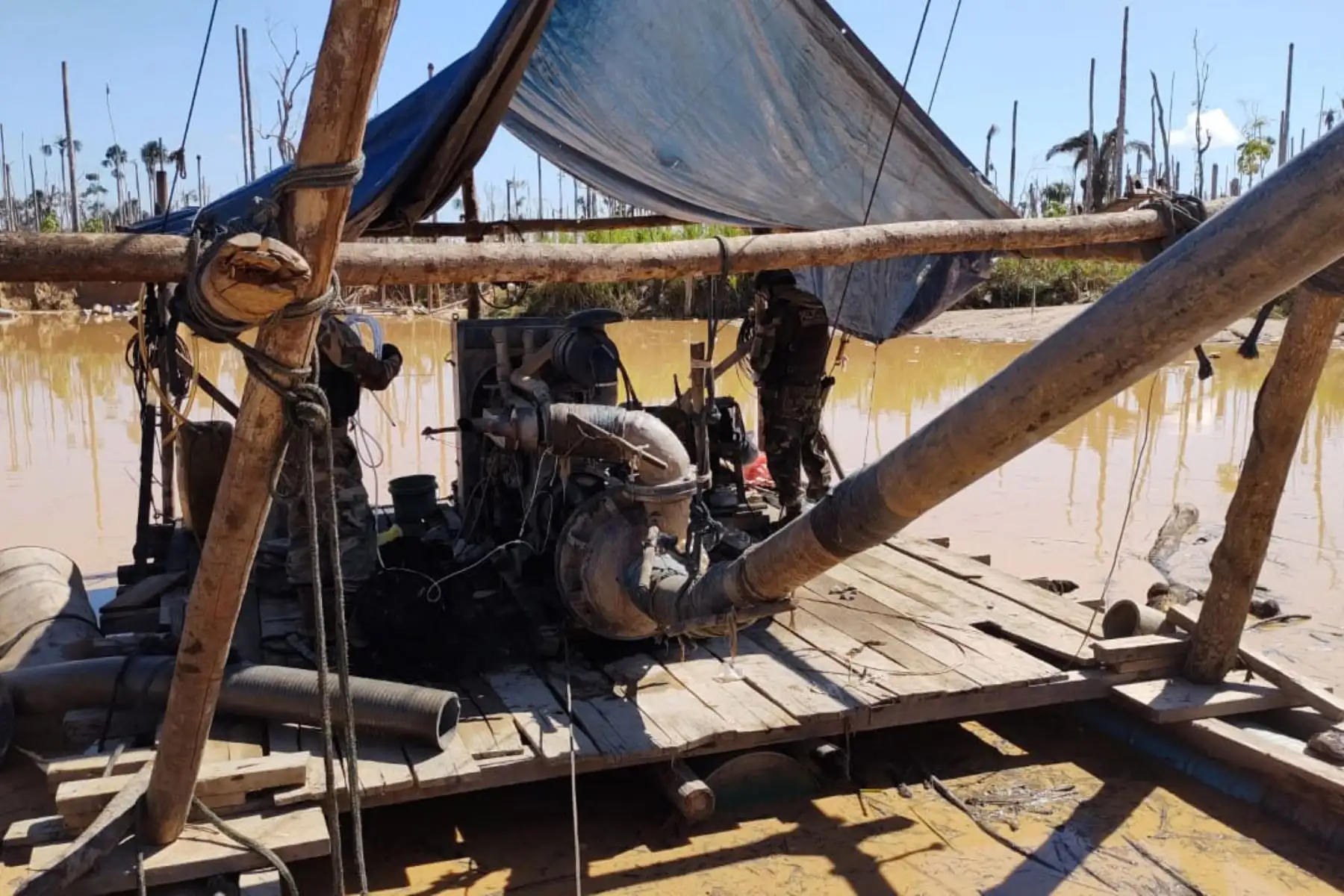 En la zona se descubrieron 11 balsas, 19 motores, 11 caballetes metálicos, 11 bombas de succión, 11 tracas hidráulicas, 396 galones de combustible y 3 motocicletas entre otros bienes y enseres. Foto: ANDINA/Difusión y