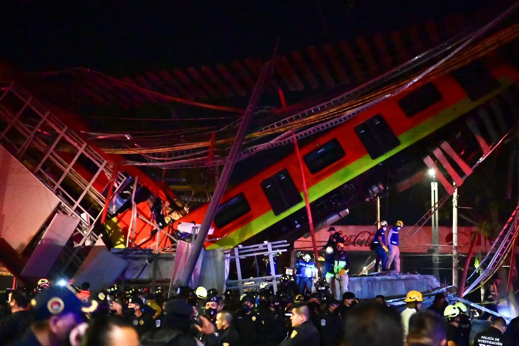 Rescatistas se reúnen en el lugar de un accidente de tren del metro después de que colapsara parcialmente en la Ciudad de México. Foto: AFP Rescatistas se reúnen en el lugar de un accidente de tren del metro después de que colapsara parcialmente en la Ciudad de México. Foto: AFP