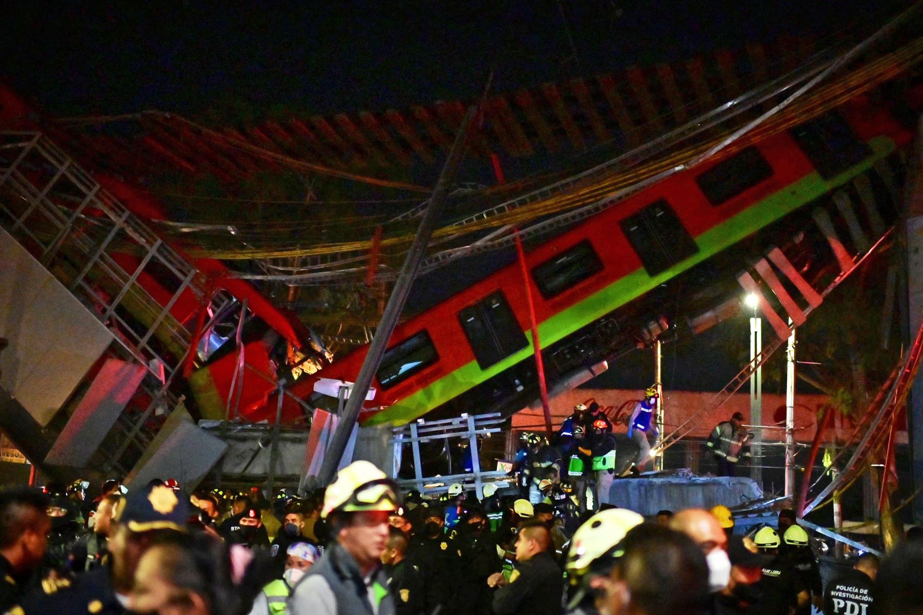 Rescatistas se reúnen en el lugar de un accidente de tren del metro después de que colapsara parcialmente en la Ciudad de México. Foto: AFP