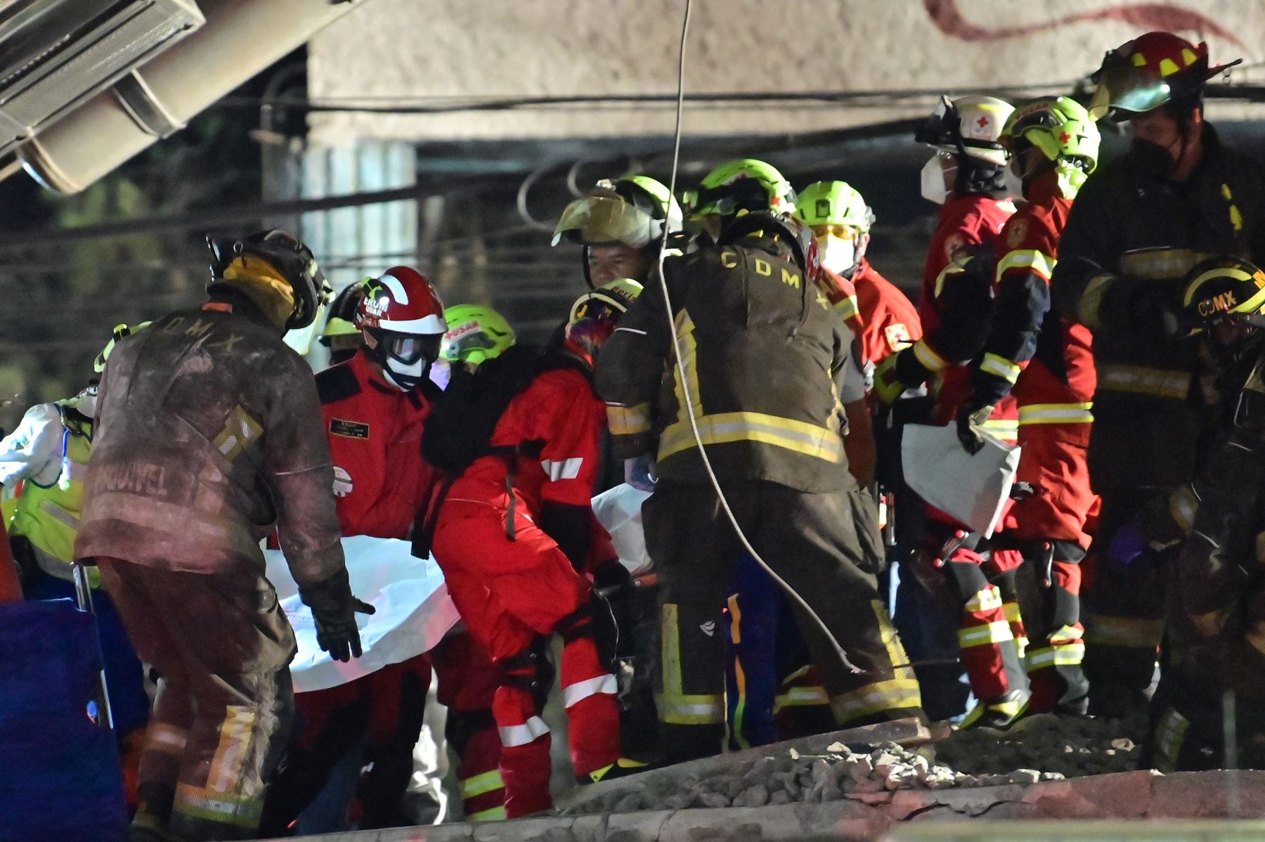 Rescatistas se reúnen en el lugar de un accidente de tren del metro después de que colapsara parcialmente en la Ciudad de México. Foto: AFP
