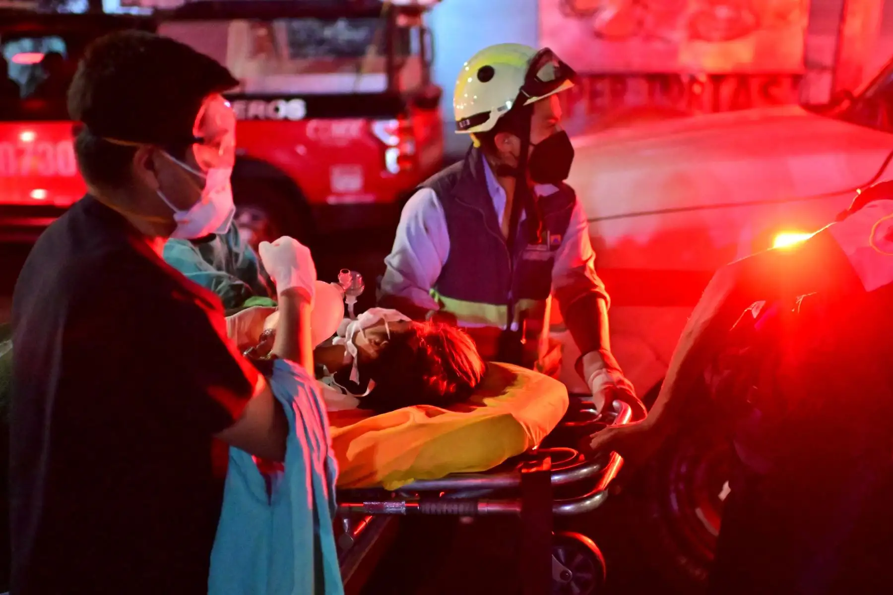 Rescatistas se reúnen en el lugar de un accidente de tren del metro después de que colapsara parcialmente en la Ciudad de México. Foto: AFP Rescatistas se reúnen en el lugar de un accidente de tren del metro después de que colapsara parcialmente en la Ciudad de México. Foto: AFP