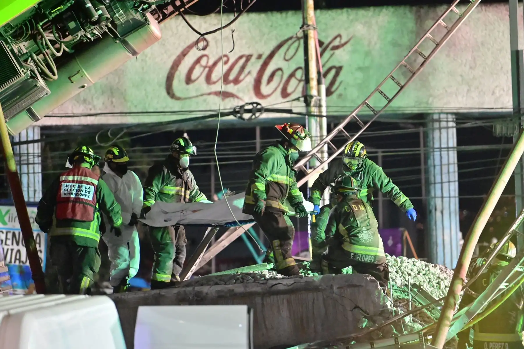 Rescatistas se reúnen en el lugar de un accidente de tren del metro después de que colapsara parcialmente en la Ciudad de México. Foto: AFP Rescatistas se reúnen en el lugar de un accidente de tren del metro después de que colapsara parcialmente en la Ciudad de México. Foto: AFP