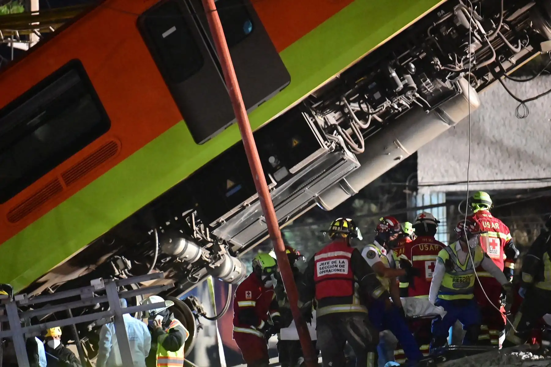 Rescatistas se reúnen en el lugar de un accidente de tren del metro después de que colapsara parcialmente en la Ciudad de México. Foto: AFP Rescatistas se reúnen en el lugar de un accidente de tren del metro después de que colapsara parcialmente en la Ciudad de México. Foto: AFP