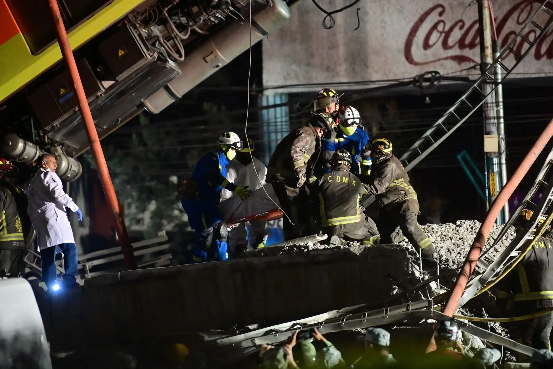 Rescatistas se reúnen en el lugar de un accidente de tren del metro después de que colapsara parcialmente en la Ciudad de México. Foto: AFP Rescatistas se reúnen en el lugar de un accidente de tren del metro después de que colapsara parcialmente en la Ciudad de México. Foto: AFP