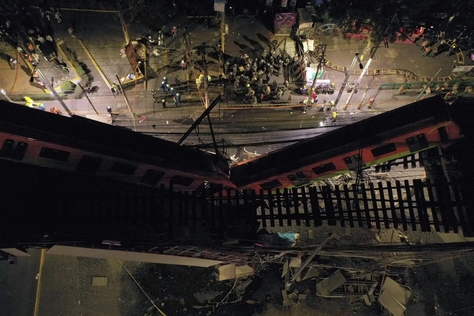 Rescatistas se reúnen en el lugar de un accidente de tren del metro después de que colapsara parcialmente en la Ciudad de México. Foto: AFP Rescatistas se reúnen en el lugar de un accidente de tren del metro después de que colapsara parcialmente en la Ciudad de México. Foto: AFP