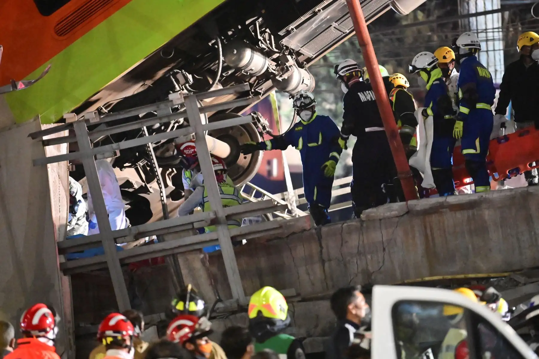 Rescatistas se reúnen en el lugar de un accidente de tren del metro después de que colapsara parcialmente en la Ciudad de México. Foto: AFP Rescatistas se reúnen en el lugar de un accidente de tren del metro después de que colapsara parcialmente en la Ciudad de México. Foto: AFP
