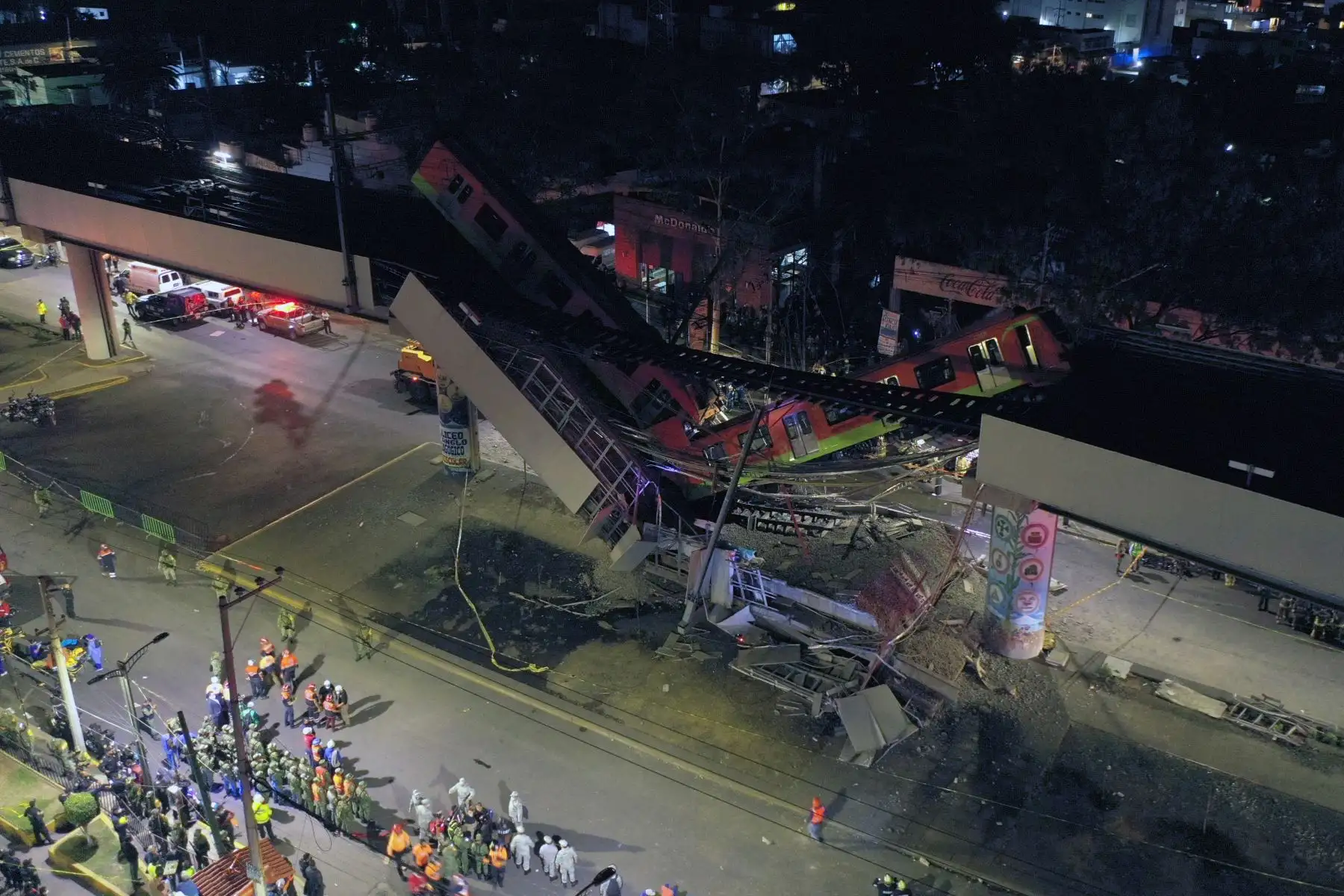 Rescatistas se reúnen en el lugar de un accidente de tren del metro después de que colapsara parcialmente en la Ciudad de México. Foto: AFP Rescatistas se reúnen en el lugar de un accidente de tren del metro después de que colapsara parcialmente en la Ciudad de México. Foto: AFP