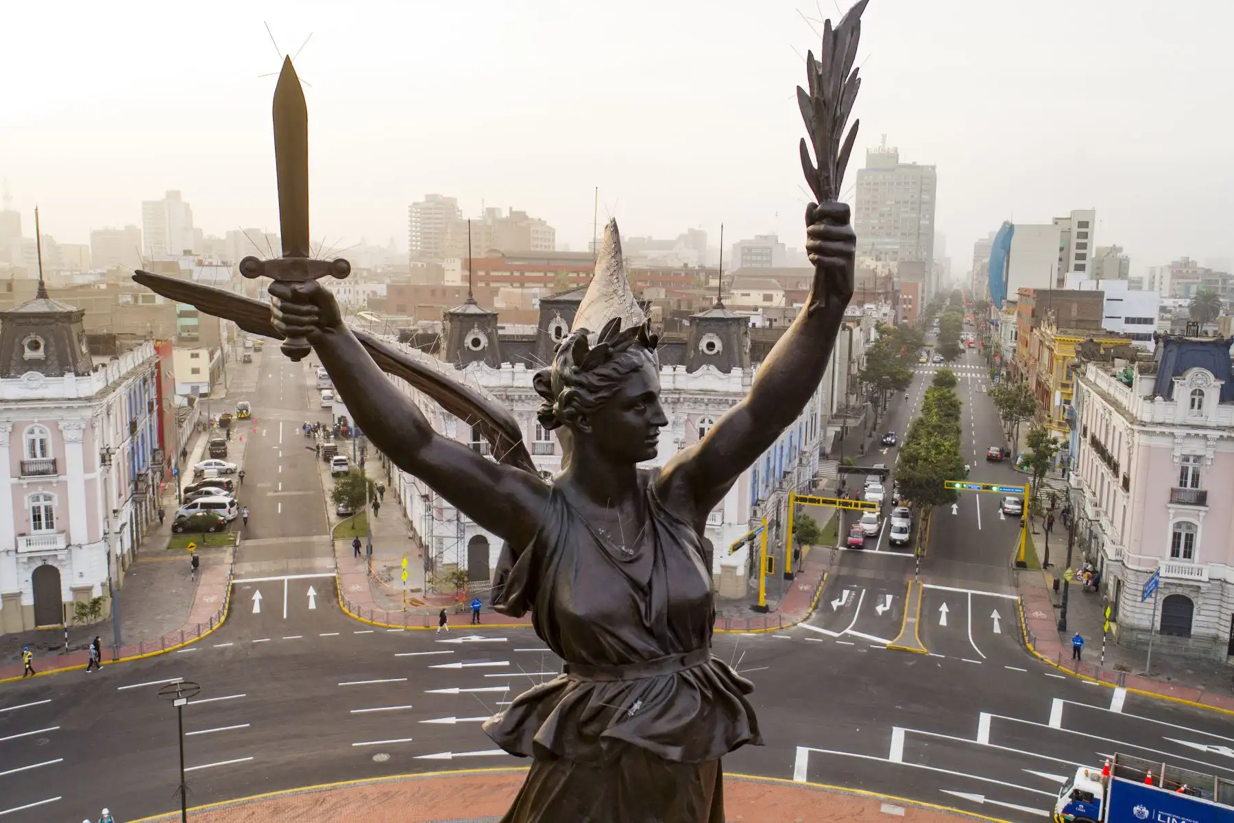 El alcalde de Lima, Jorge Muñoz, participa en la participa en la entrega del monumento a la victoria del Dos de Mayo, uno de los más altos e importantes de la ciudad. Los trabajos de recuperación de la escultura son parte del Plan Maestro del Centro Histórico de Lima. Foto: ANDINA/Municipalidad de Lima
