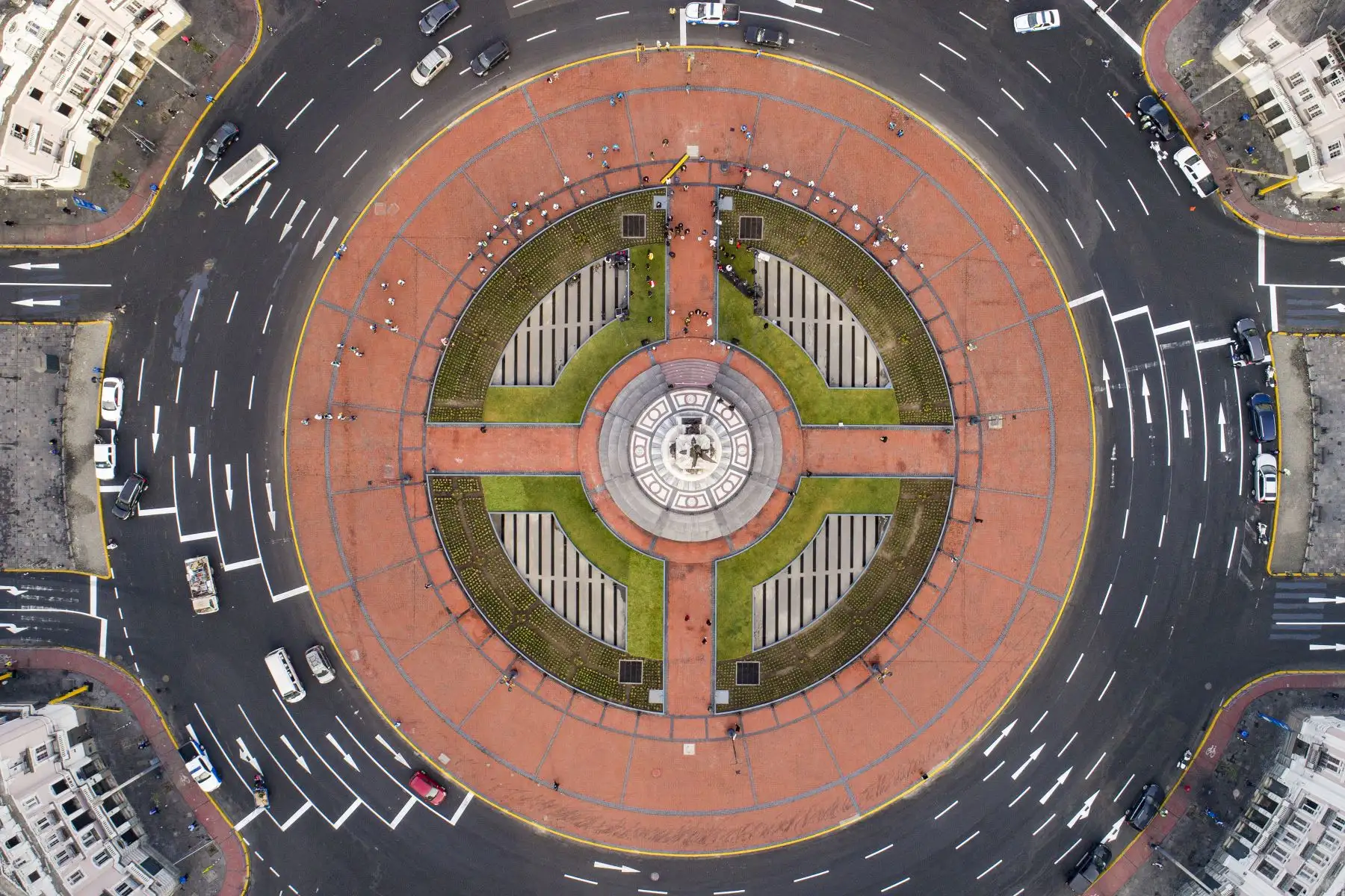 El alcalde de Lima, Jorge Muñoz, participa en la participa en la entrega del monumento a la victoria del Dos de Mayo, uno de los más altos e importantes de la ciudad. Los trabajos de recuperación de la escultura son parte del Plan Maestro del Centro Histórico de Lima. Foto: ANDINA/Municipalidad de Lima