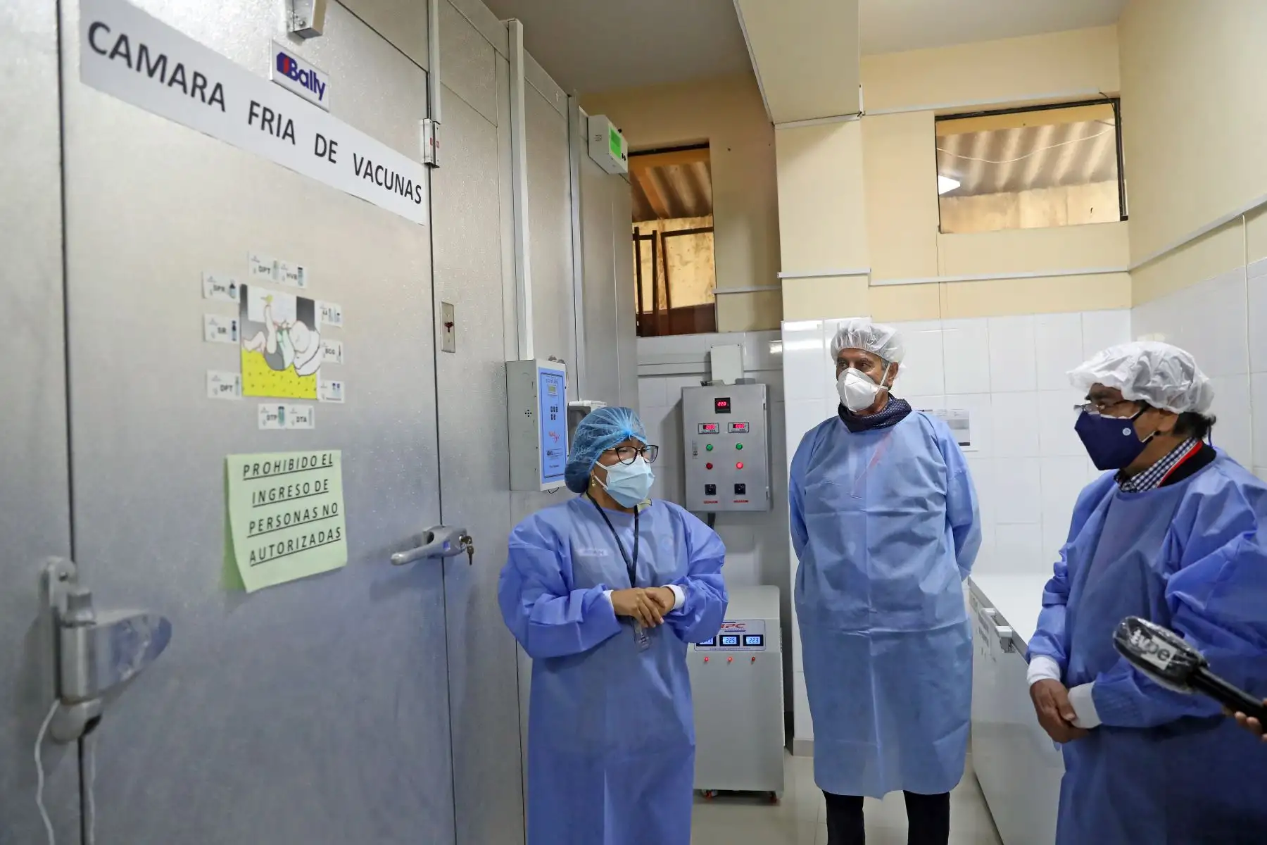 El presidente Francisco Sagasti, supervisó el protocolo de cadena de frío para vacunas contra la covid-19 y  entrego equipamiento médico UCI a la Diresa Áncash. Foto: ANDINA/ Prensa Presidencia