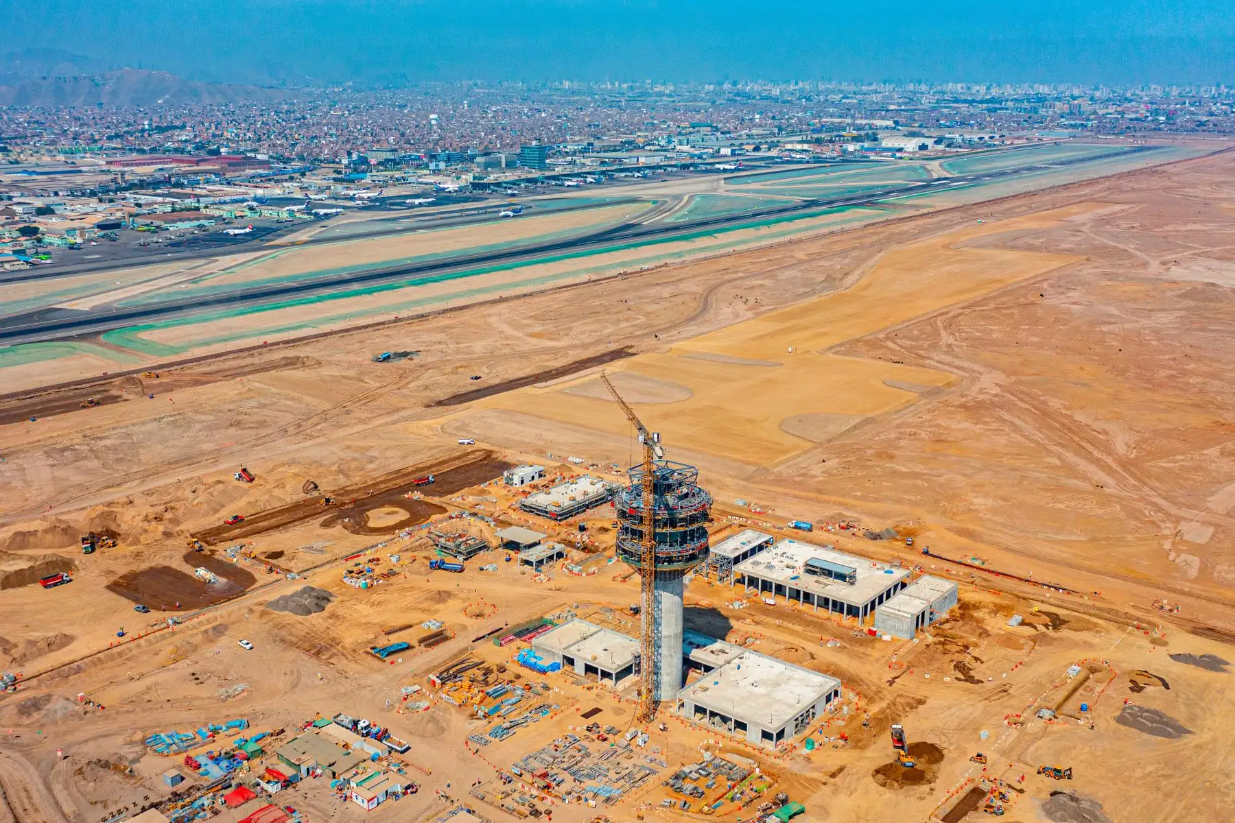 Continúan trabajos de ampliación del aeropuerto Jorge Chávez que comprende una segunda pista de aterrizaje, una nueva torre de control y el terminal de pasajeros. Foto: Difusión