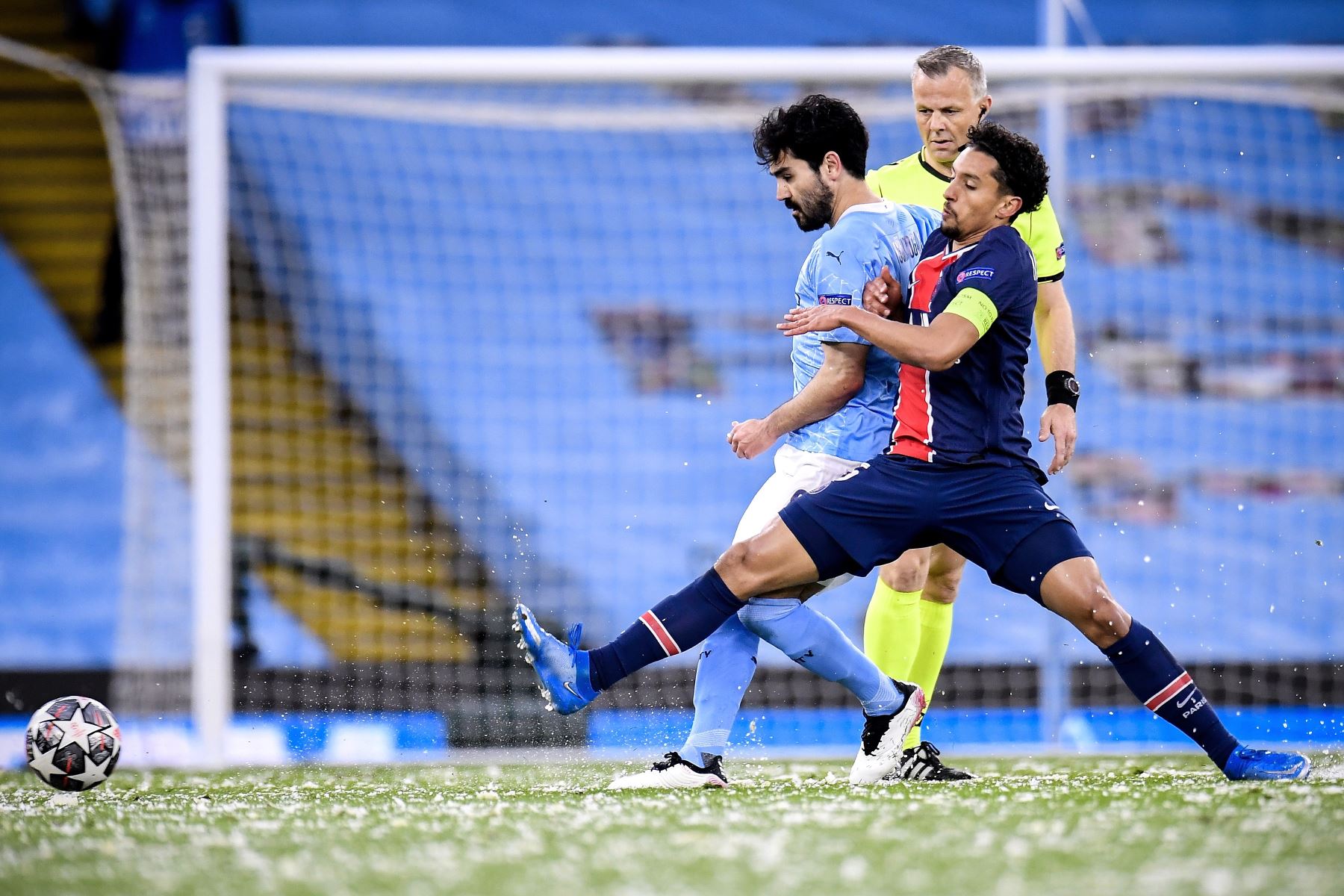 Ilkay Guendogan del Manchester City en acción contra Marquinhos del PSG durante la semifinal de la UEFA Champions League. Foto: EFE