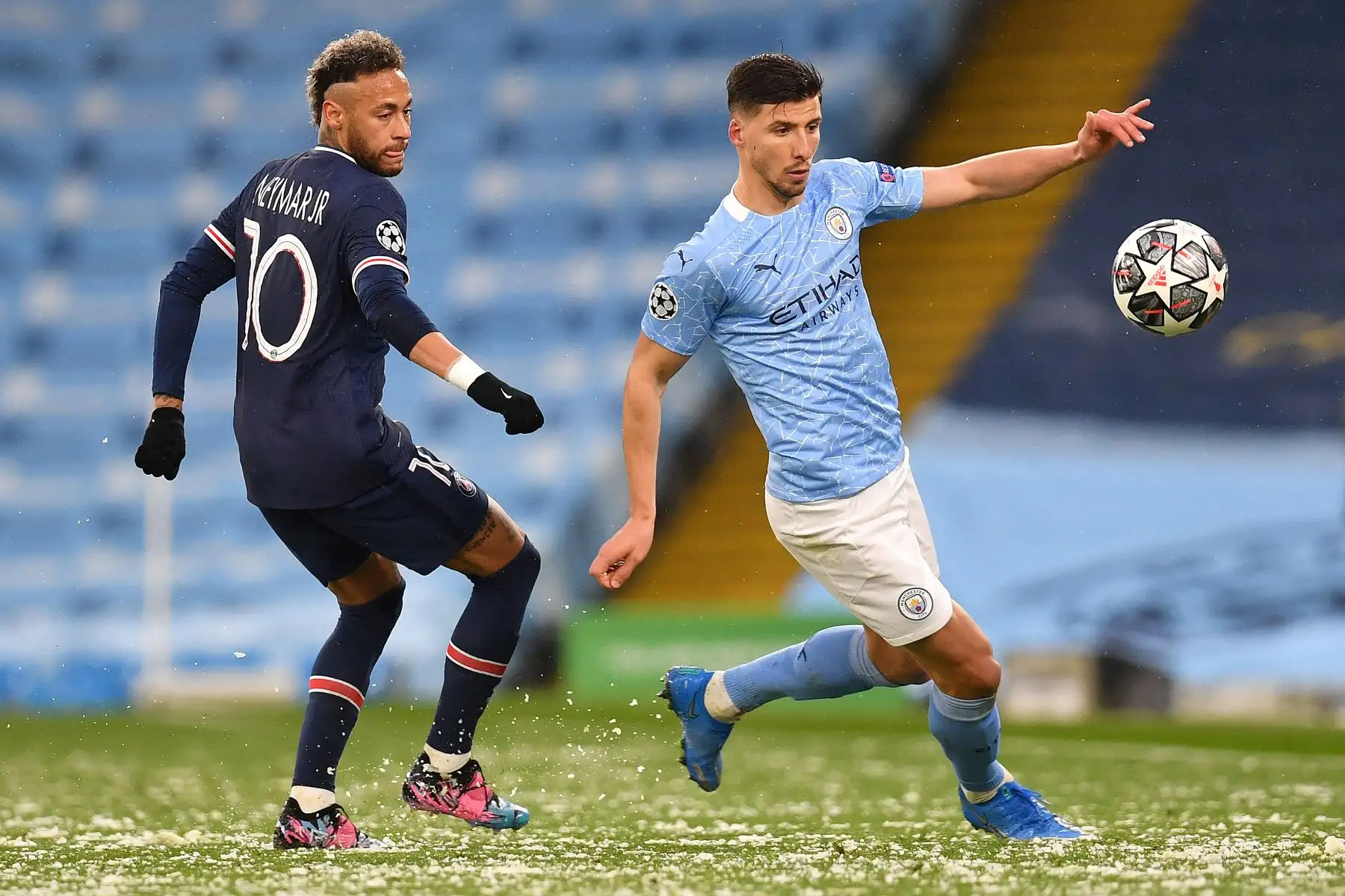 El delantero brasileño del Paris Saint-Germain, Neymar, compite contra el defensor portugués del Manchester City, Ruben Dias, durante la semifinal de la Liga de Campeones de la UEFA. Foto: AFP