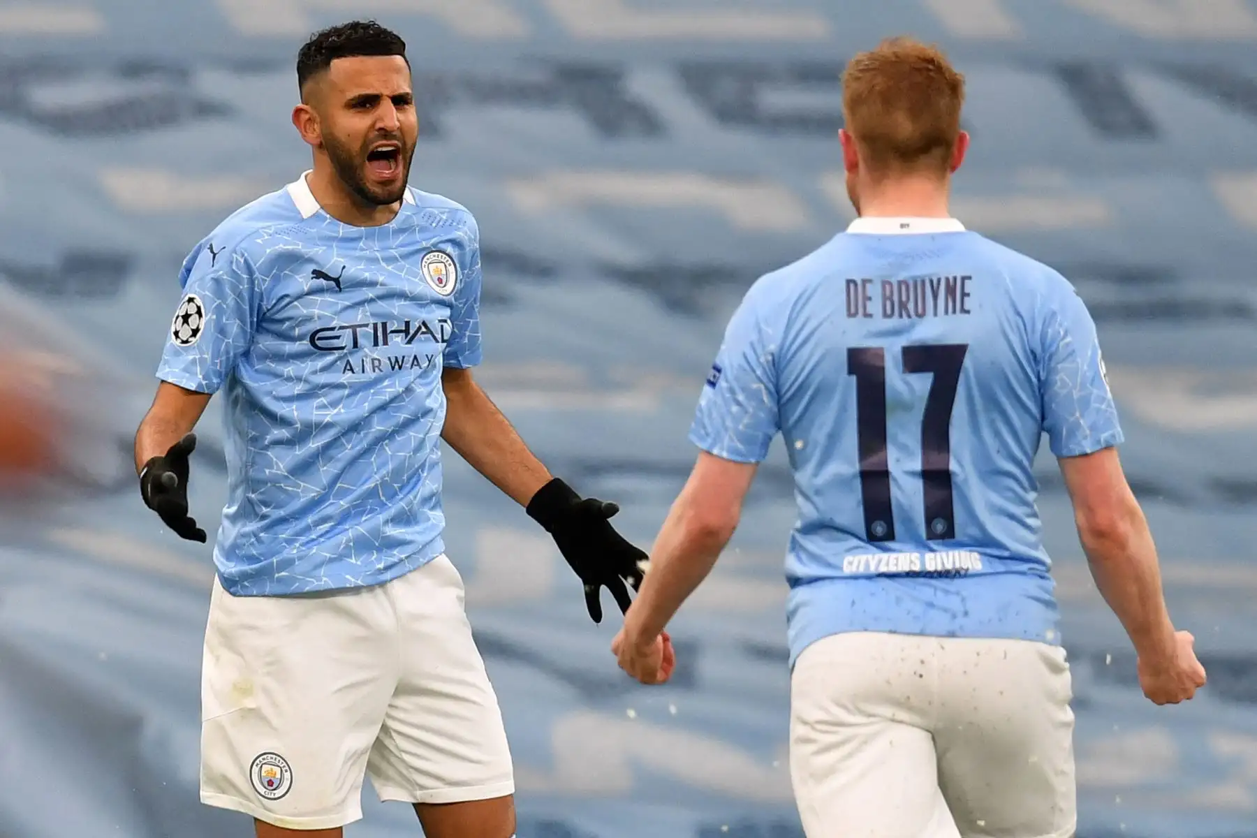 El centrocampista argelino del Manchester City Riyad Mahrez celebra tras anotar el gol de apertura junto a su compañero Kevin De Bruyne durante la semifinal de la Liga de Campeones de la UEFA. Foto: AFP