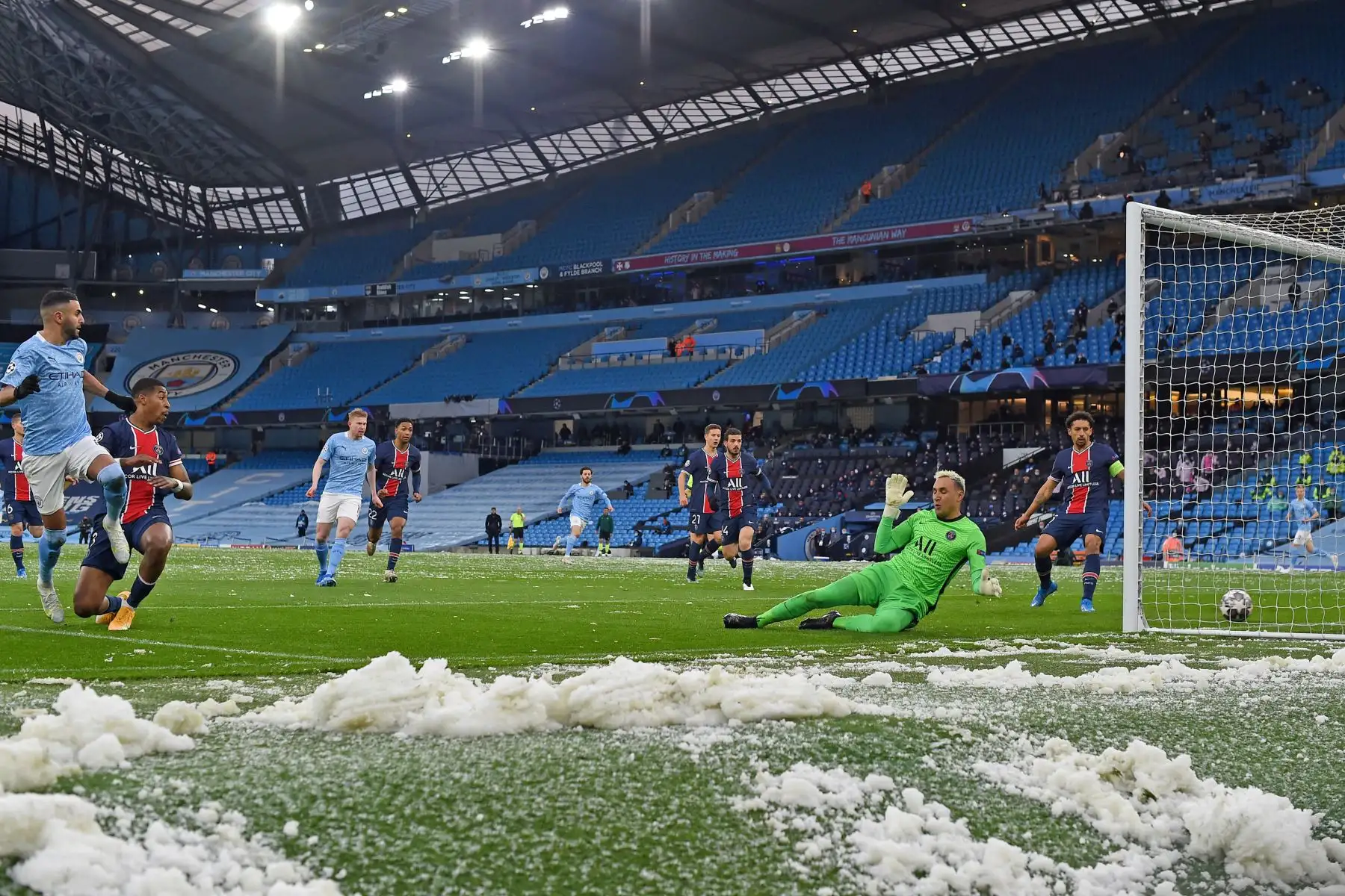 El centrocampista argelino del Manchester City, Riyad Mahrez, anota el gol de apertura pasado el portero costarricense del Paris Saint-Germain Keylor Navas durante la semifinal de la Liga de Campeones de la UEFA. Foto: AFP