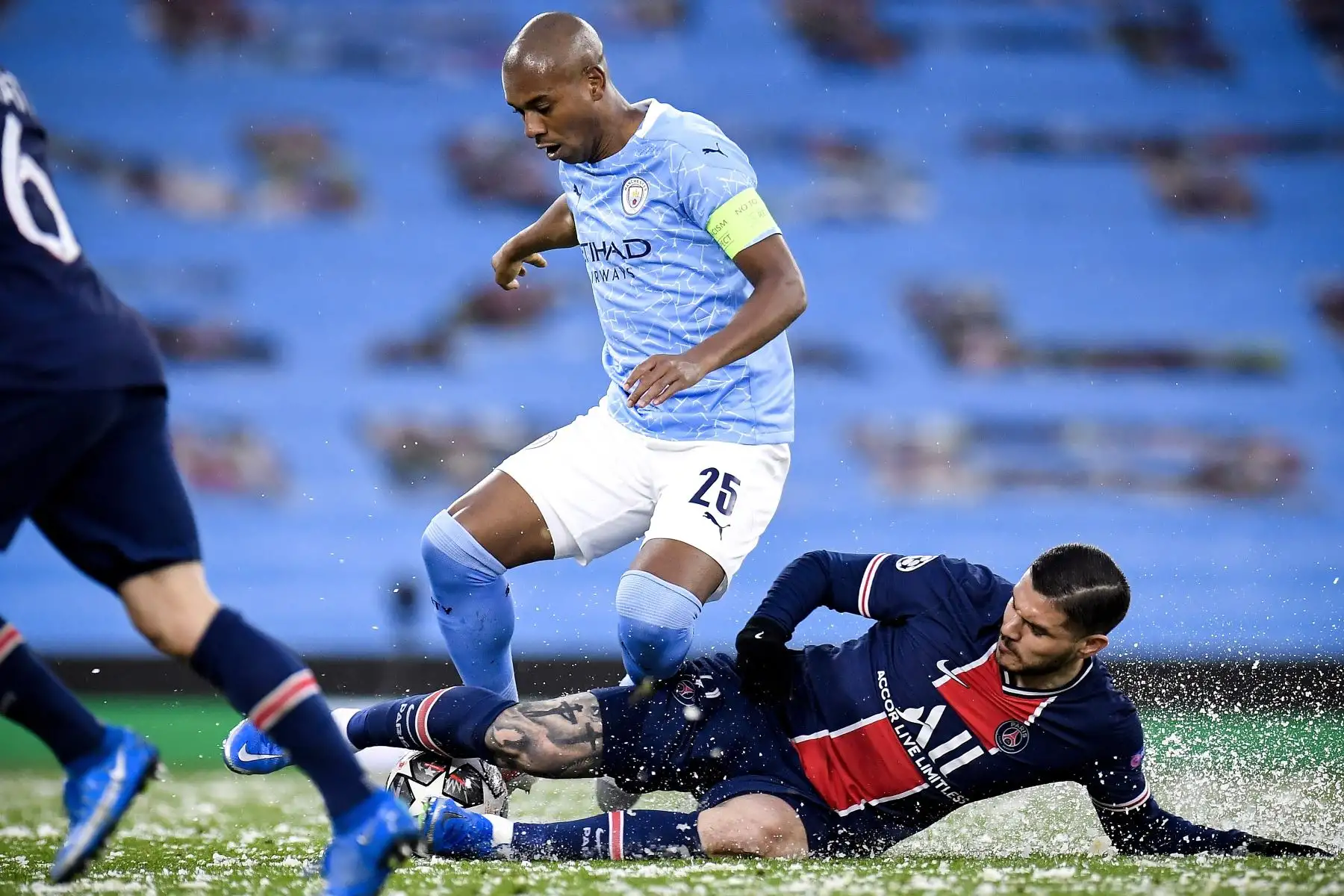 Fernandinho del Manchester City en acción contra Leandro Paredes del PSG durante la semifinal de la Liga de Campeones de la UEFA, en Machester. Foto: AFP