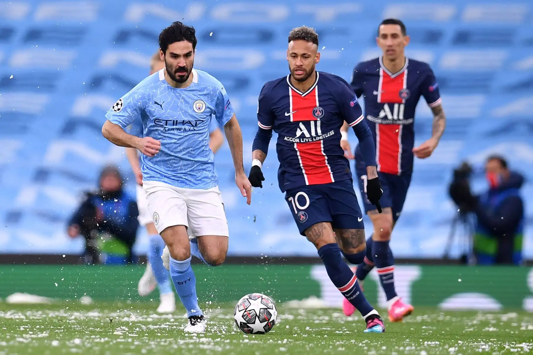 El delantero brasileño del Paris Saint-Germain, Neymar, compite contra el centrocampista alemán del Manchester City, Ilkay Gundogan, durante semifinal de la Liga de Campeones de la UEFA, en Manchester. Foto: AFP