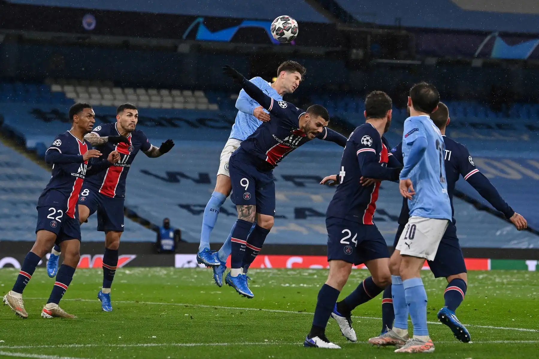 El defensor inglés del Manchester City John Stones  compite para cabecear el balón con el delantero argentino del Paris Saint-Germain Mauro Icardi durante semifinal de la Liga de Campeones de la UEFA. Foto: AFP