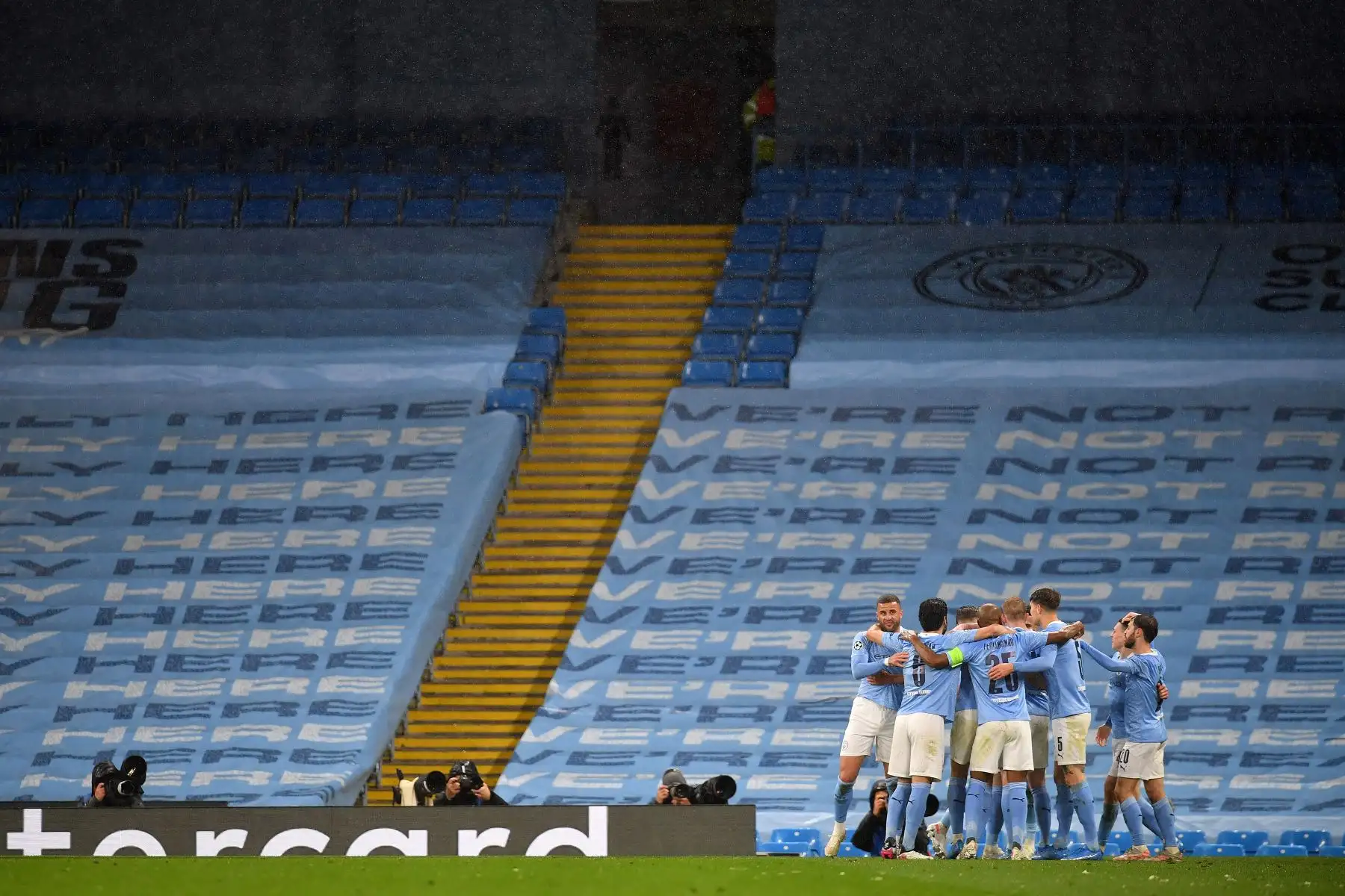 El centrocampista argelino del Manchester City, Riyad Mahrez, celebra con sus compañeros de equipo después de marcar su segundo gol durante el partido de vuelta de la semifinal de la Liga de Campeones de la UEFA. Foto: AFP
