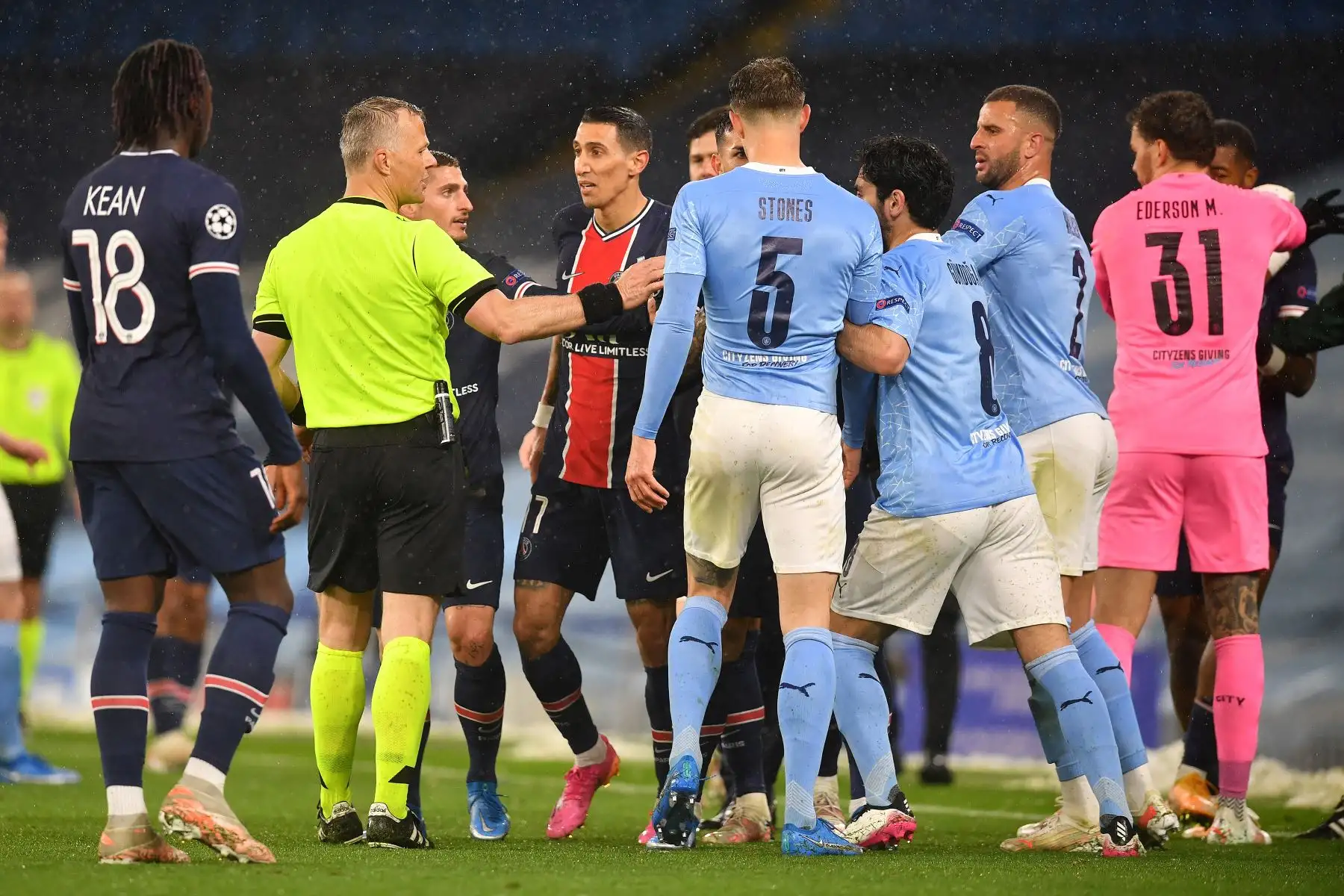 El árbitro Bjorn Kuipers habla con el centrocampista argentino del Paris Saint-Germain Angel Di Maria antes de mostrar una tarjeta roja durante el segundo tramo de la Liga de Campeones de la UEFA. Foto: AFP