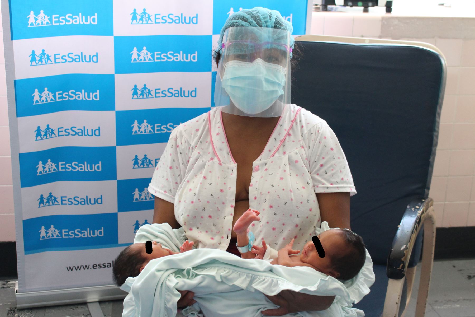 Luz Enrique y sus gemelos Jared y Scarlet recibieron el alta tras seis semanas de internamiento en el hospital Rebagliati. Foto: ANDINA/EsSalud/Difusión