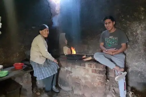 Y se hizo la luz, Walmer Herrera, estudiante del sexto ciclo de la carrera de Ingeniería Informática en la Universidad Nacional de Piura, llevó la luz a la casa de su abuela. Foto: ANDINA/Pronabec