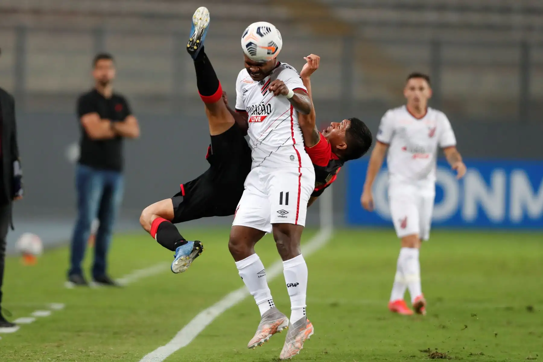 José Luján de Melgar disputa un balón con Maycon Ferreira de Paranaense , en un partido de la Copa Sudamericana entre Melgar y Athletico Paranaense en Lima.
Foto: EFE