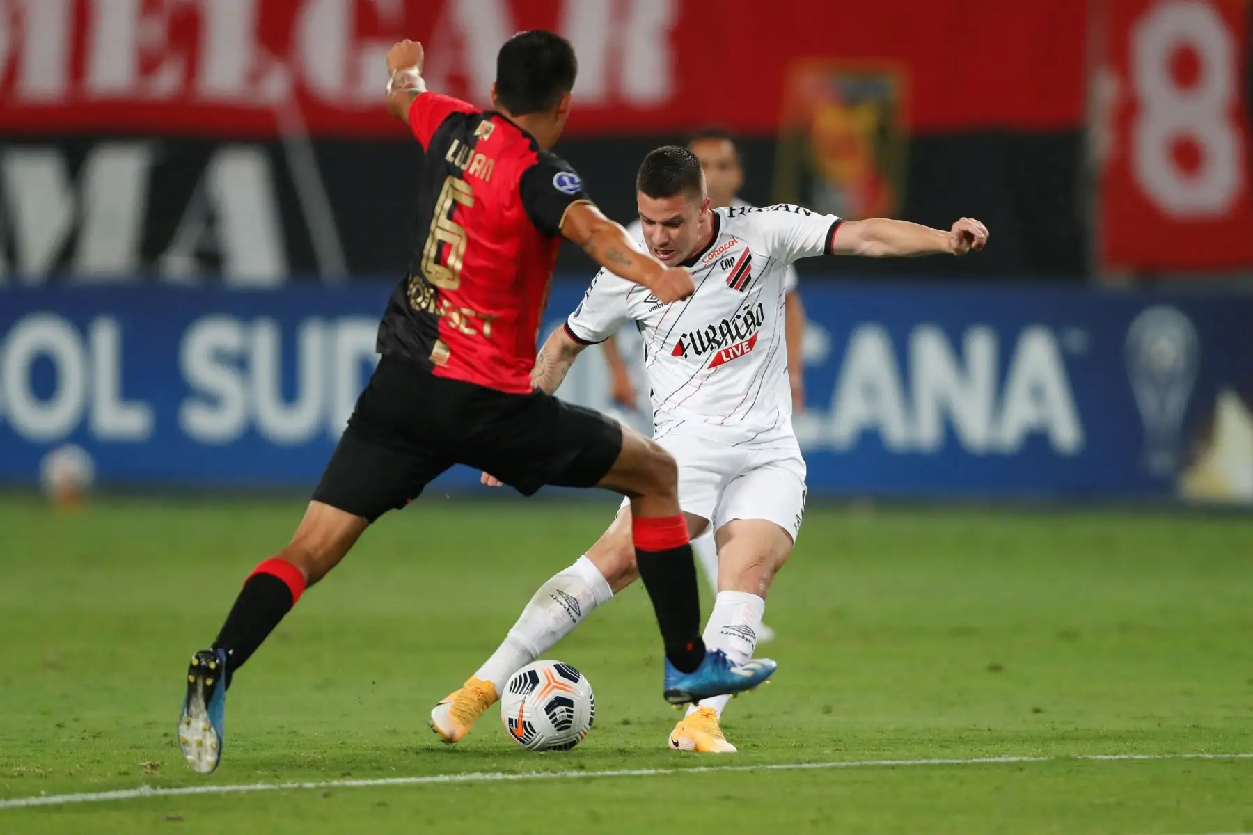 José Luján de Melgar disputa un balón con Renato Kayzer de Paranaense, en un partido de la Copa Sudamericana entre Melgar y Athletico Paranaense.
Foto: EFE