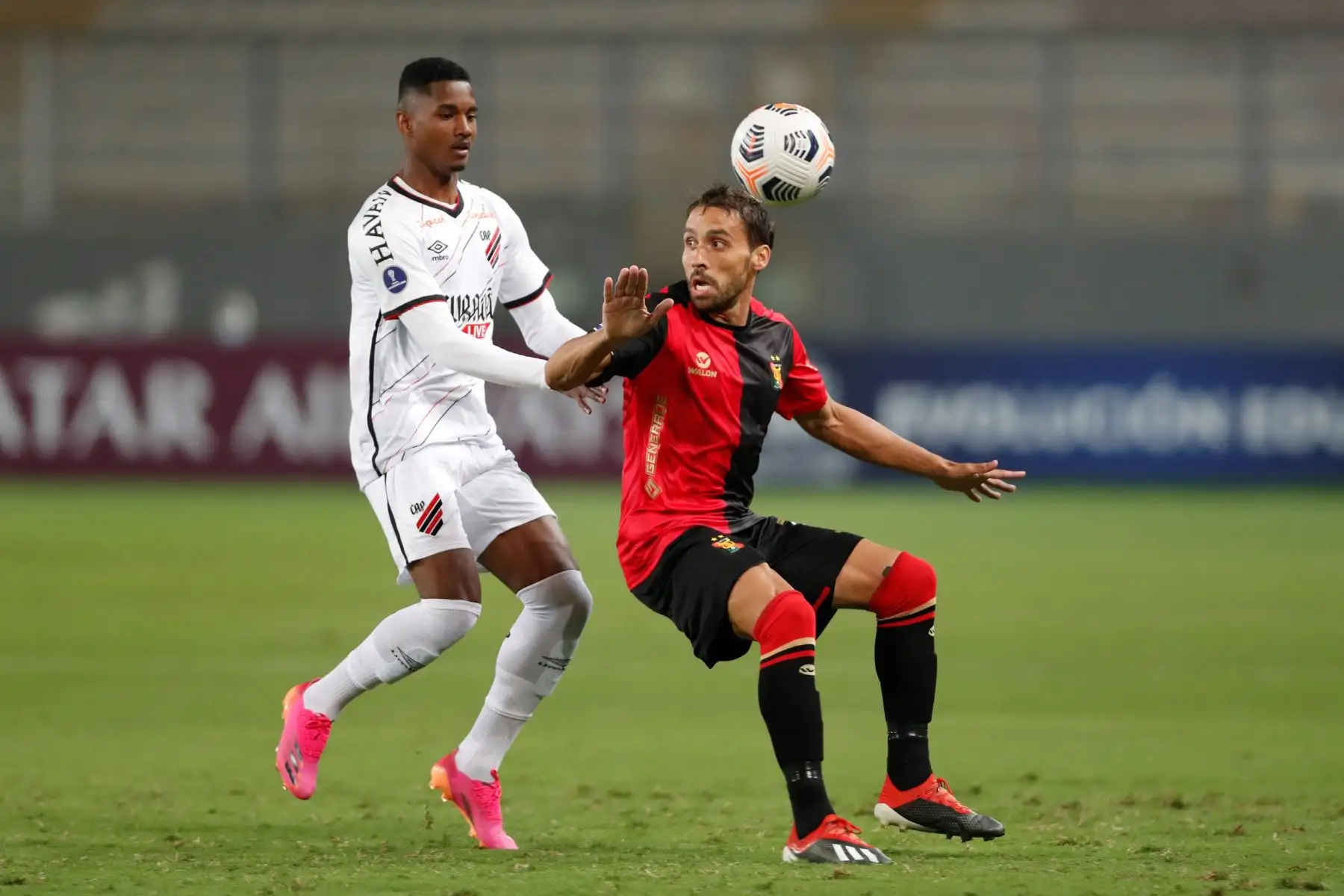 Cristian Bordacahar de Melgar disputa un balón con Abner da Silva de Paranaense, en un partido de la Copa Sudamericana entre Melgar y Athletico Paranaense en Lima.
Foto: EFE