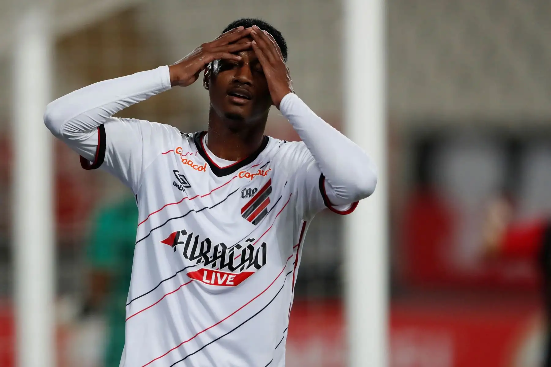 Abner da Silva de Paranaense se lamenta,, en un partido de la Copa Sudamericana entre Melgar y Athletico Paranaense en Lima.
Foto: EFE
