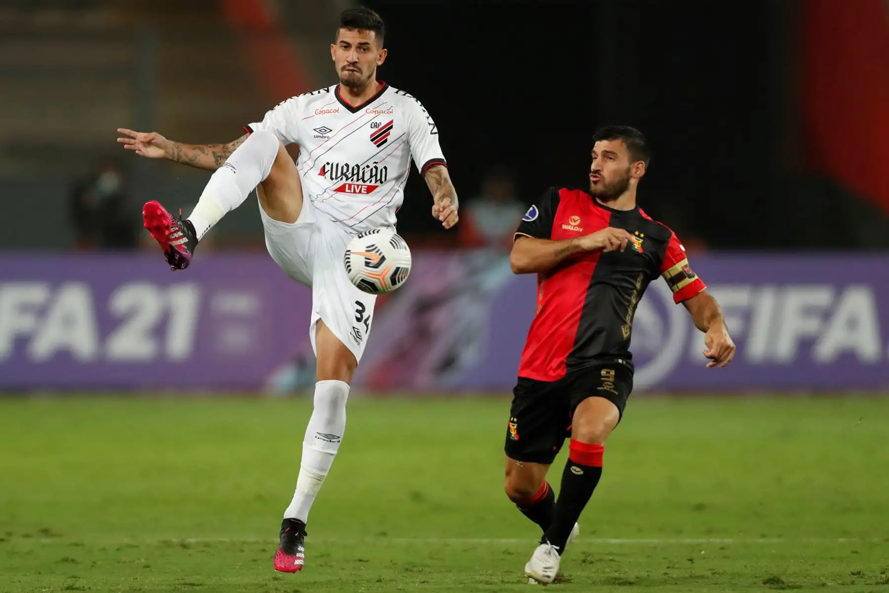 Bernardo Cuesta de Melgar disputa un balón con Pedro Ribeiro de Paranaense , en un partido de la Copa Sudamericana entre Melgar y Athletico Paranaense en Lima.
Foto: EFE